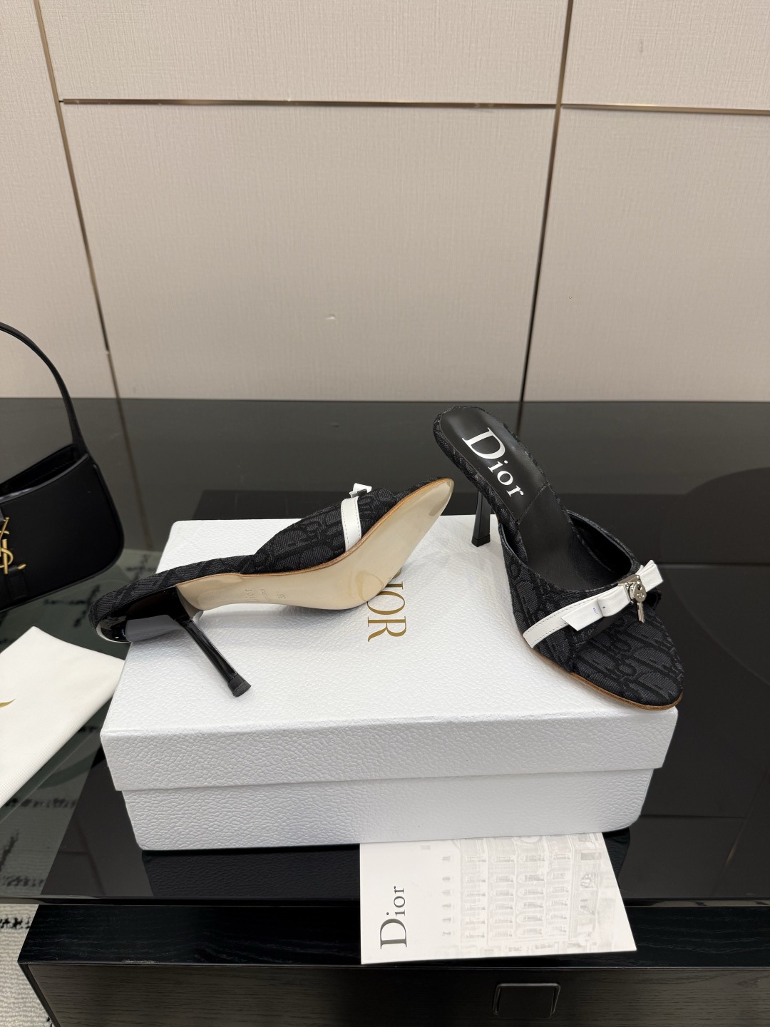 디올(DIOR) 패브릭 뮬 힐 신발