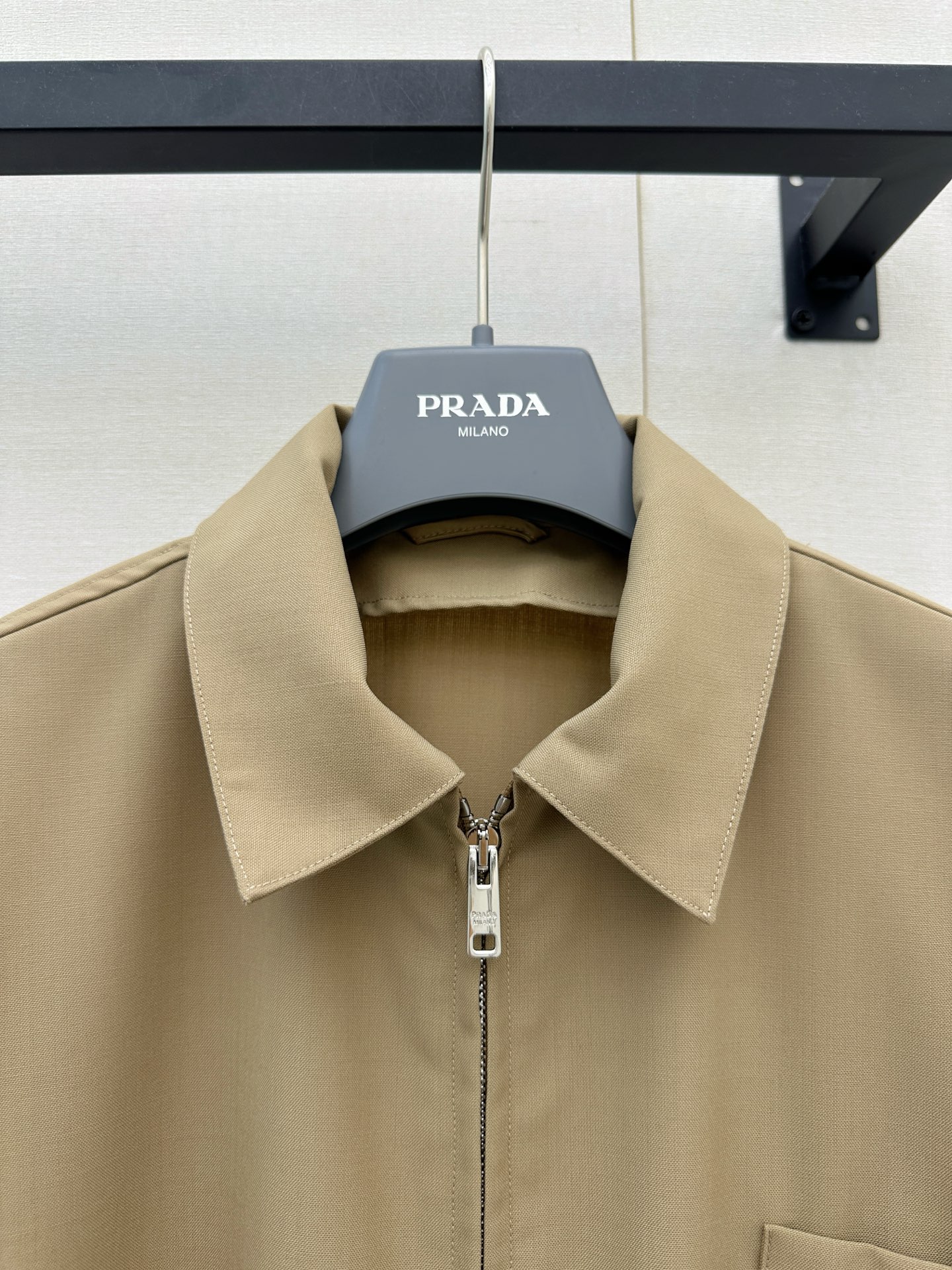 프라다(PRADA) 카키 오버핏 집업 재킷 상의 의류
