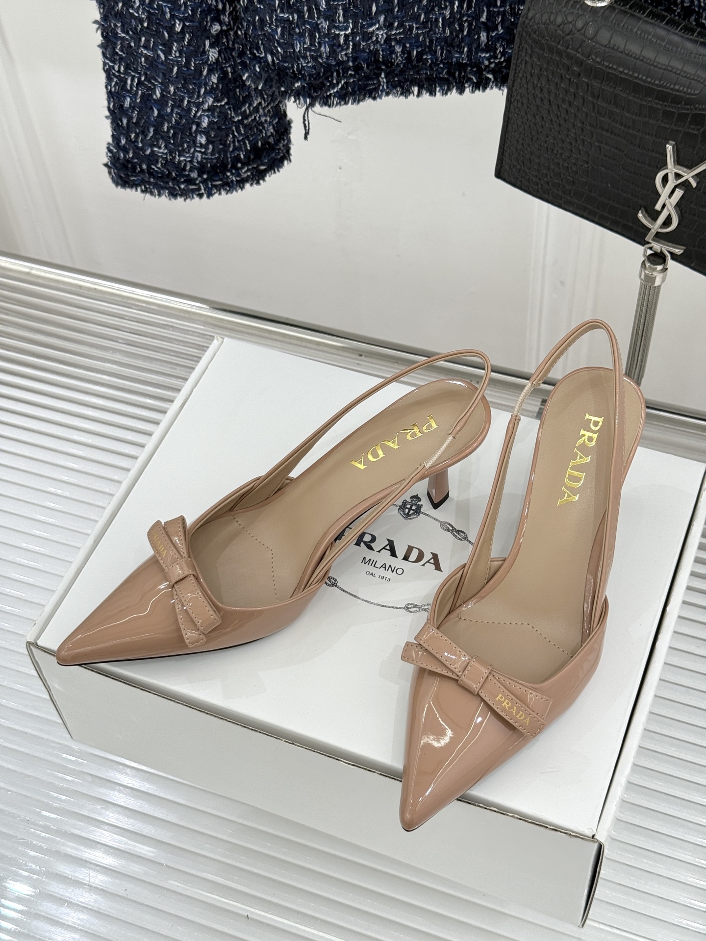 프라다(PRADA) 포인티드 슬링백 힐 신발