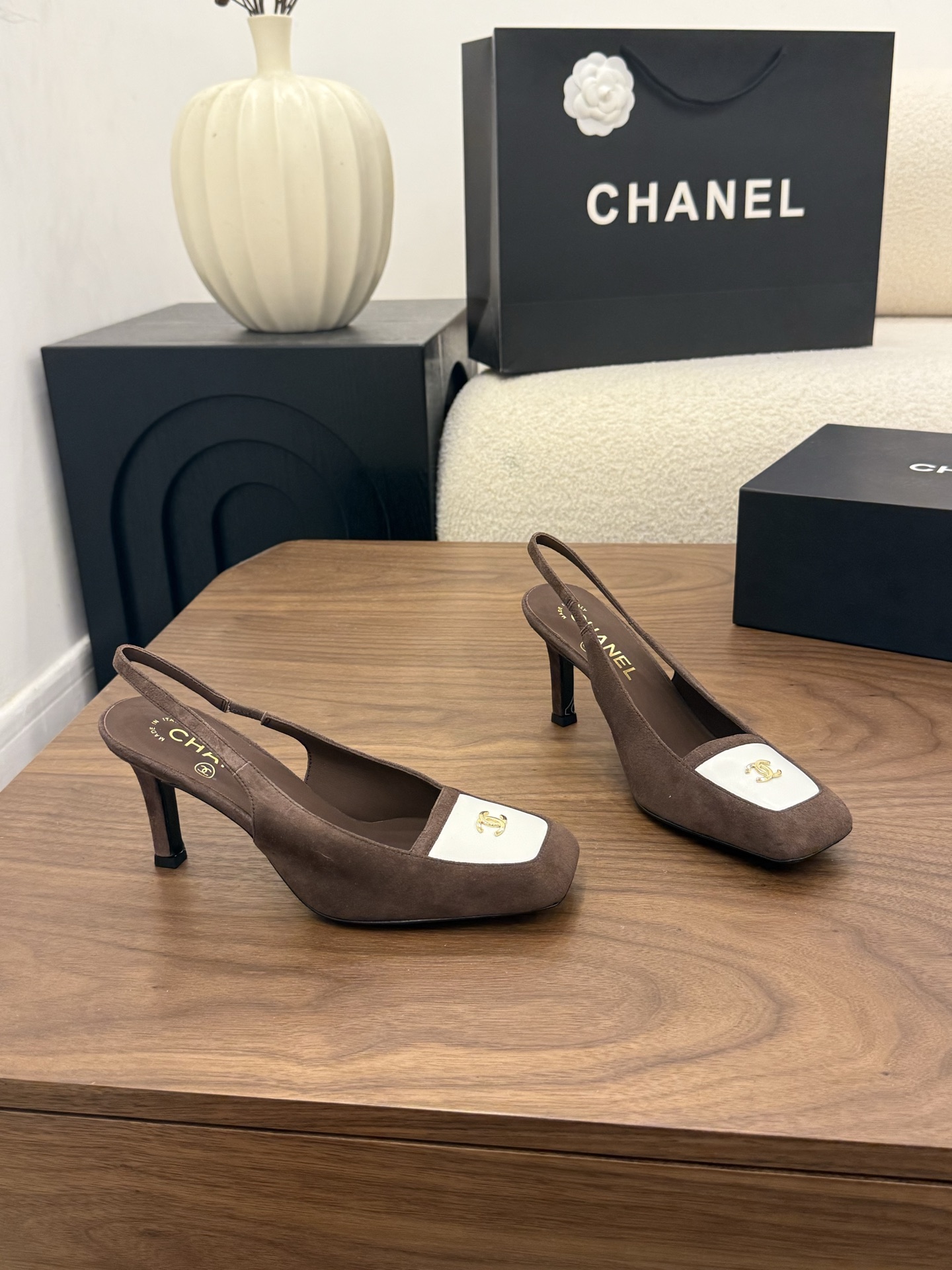 샤넬(CHANEL) 배색 스퀘어토 슬링백 힐 신발