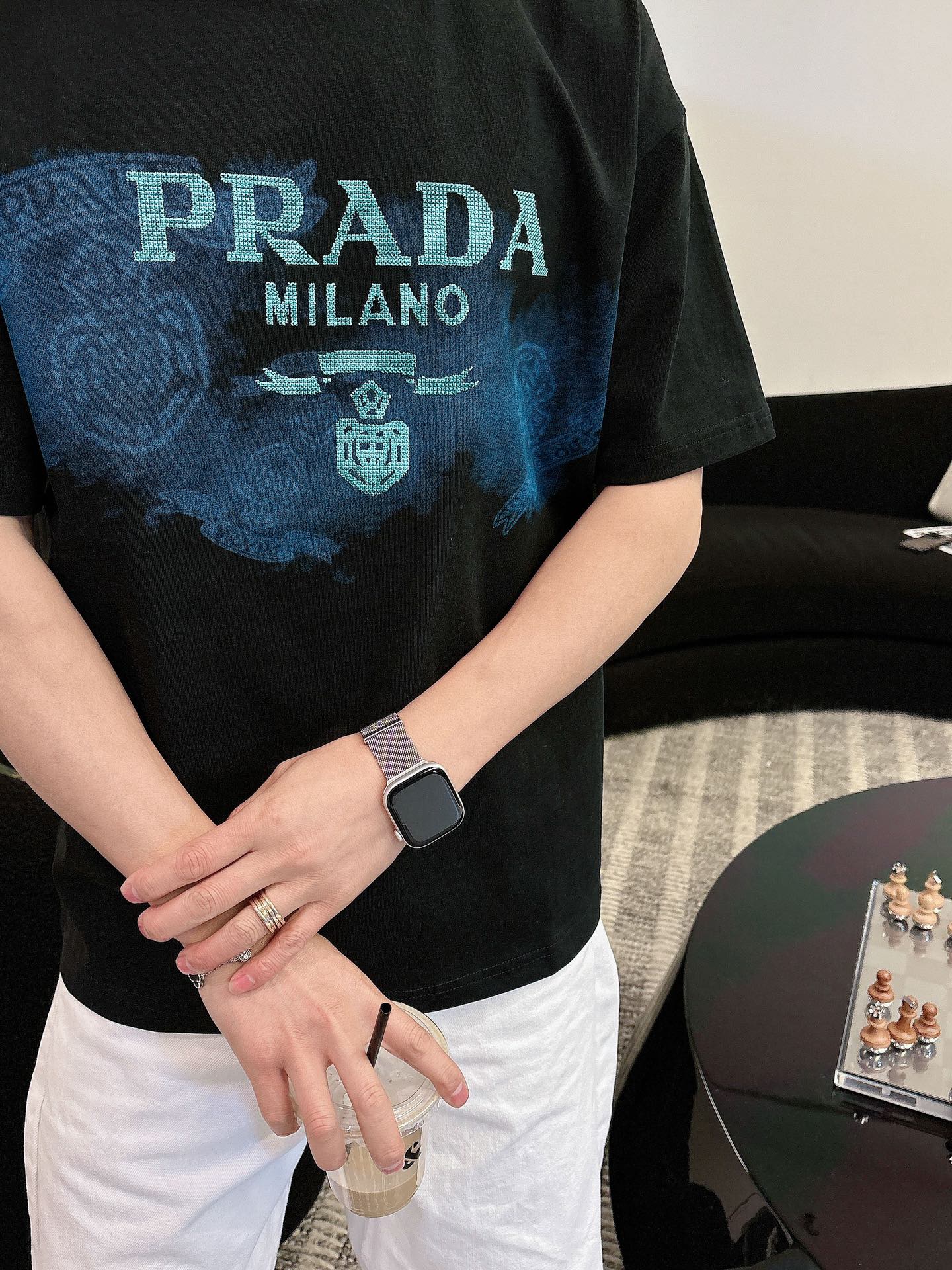 프라다(PRADA) 자수 로고 반팔 티셔츠 상의 의류