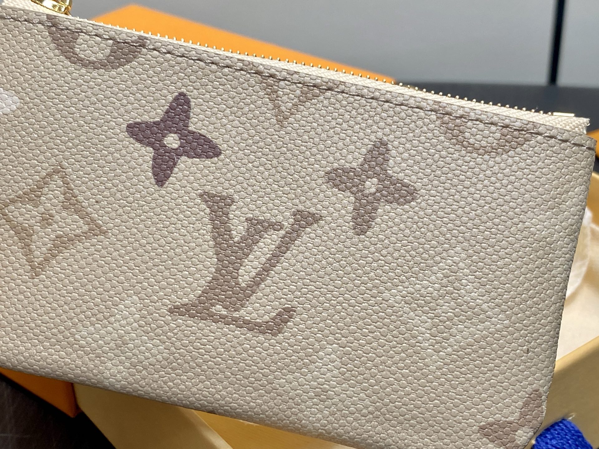 [Louis Vuitton] LV 루이비통 모노그램 서플러스 포쉐트 클레 (에이프리콧 그레이) 지갑