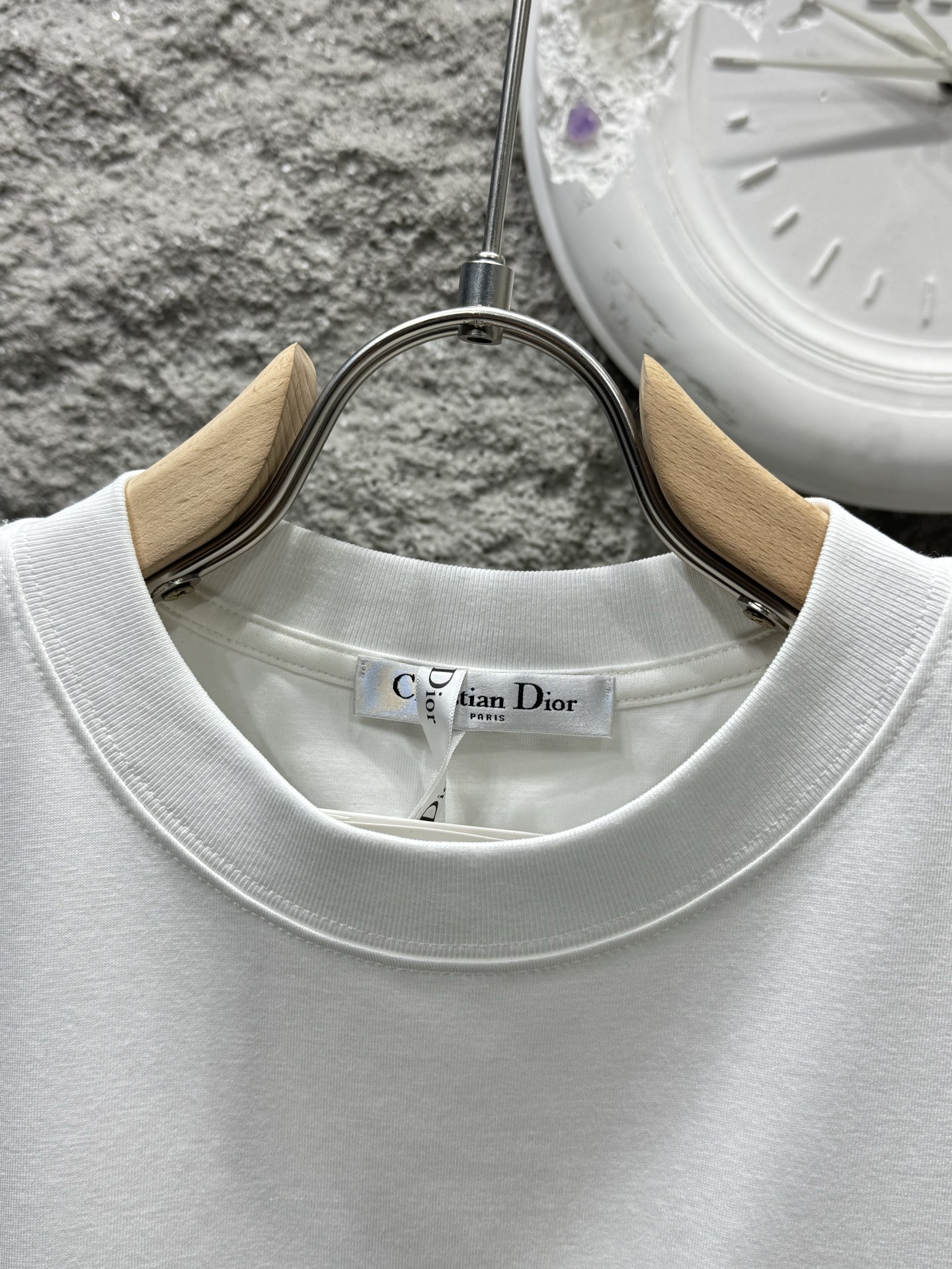 디올(DIOR) 레터링 자수 슬리브리스 상의 의류