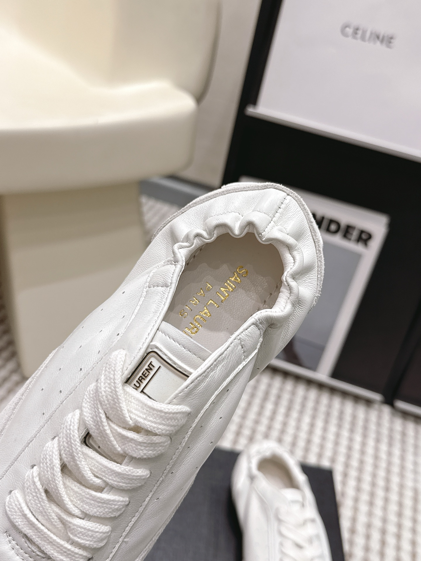 생로랑(SAINT LAURENT) 펀칭 레더 독일군 스니커즈 신발