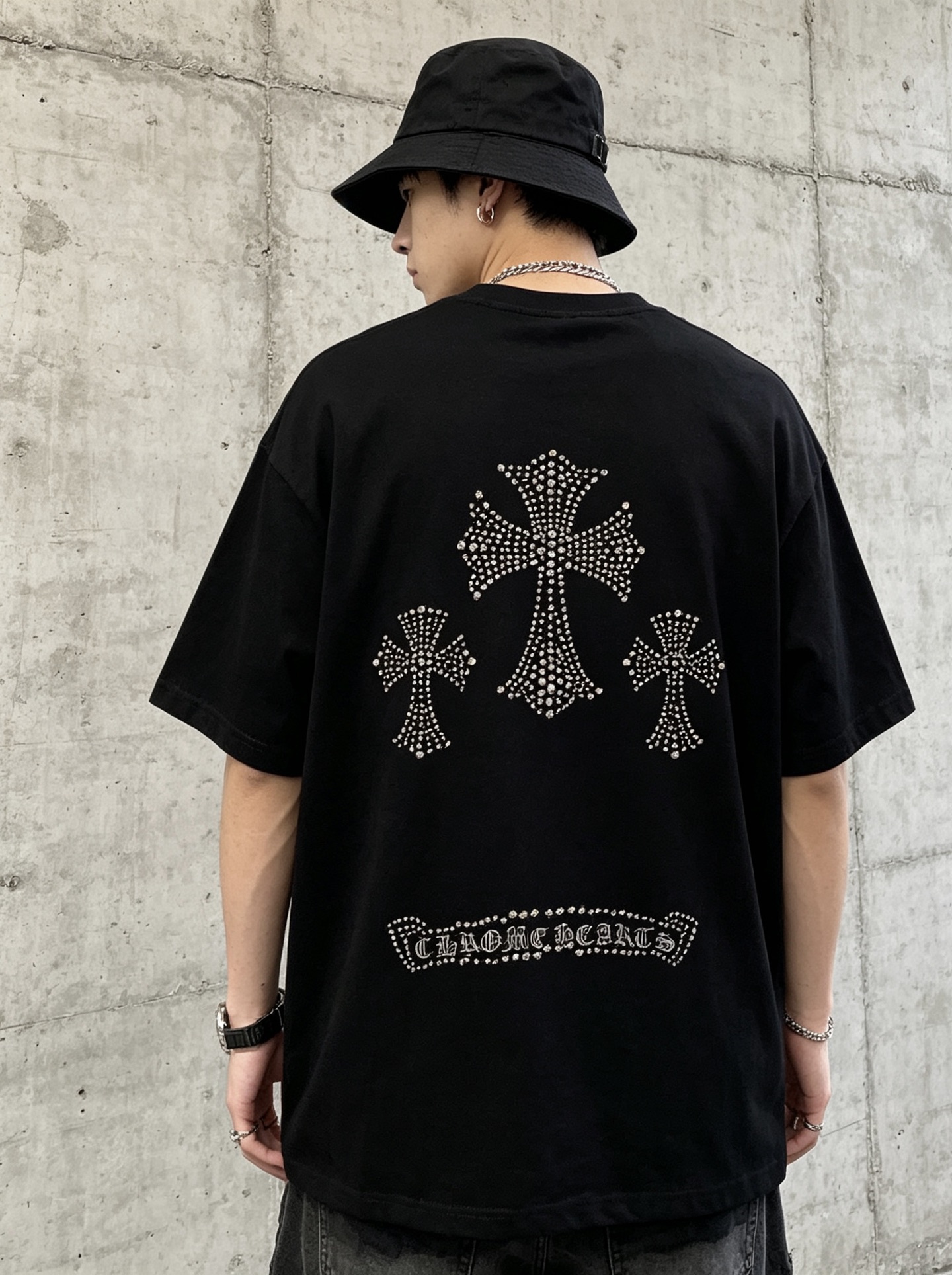 크롬하츠(CHROME HEARTS) 십자가 스터드 반팔 티셔츠 의류