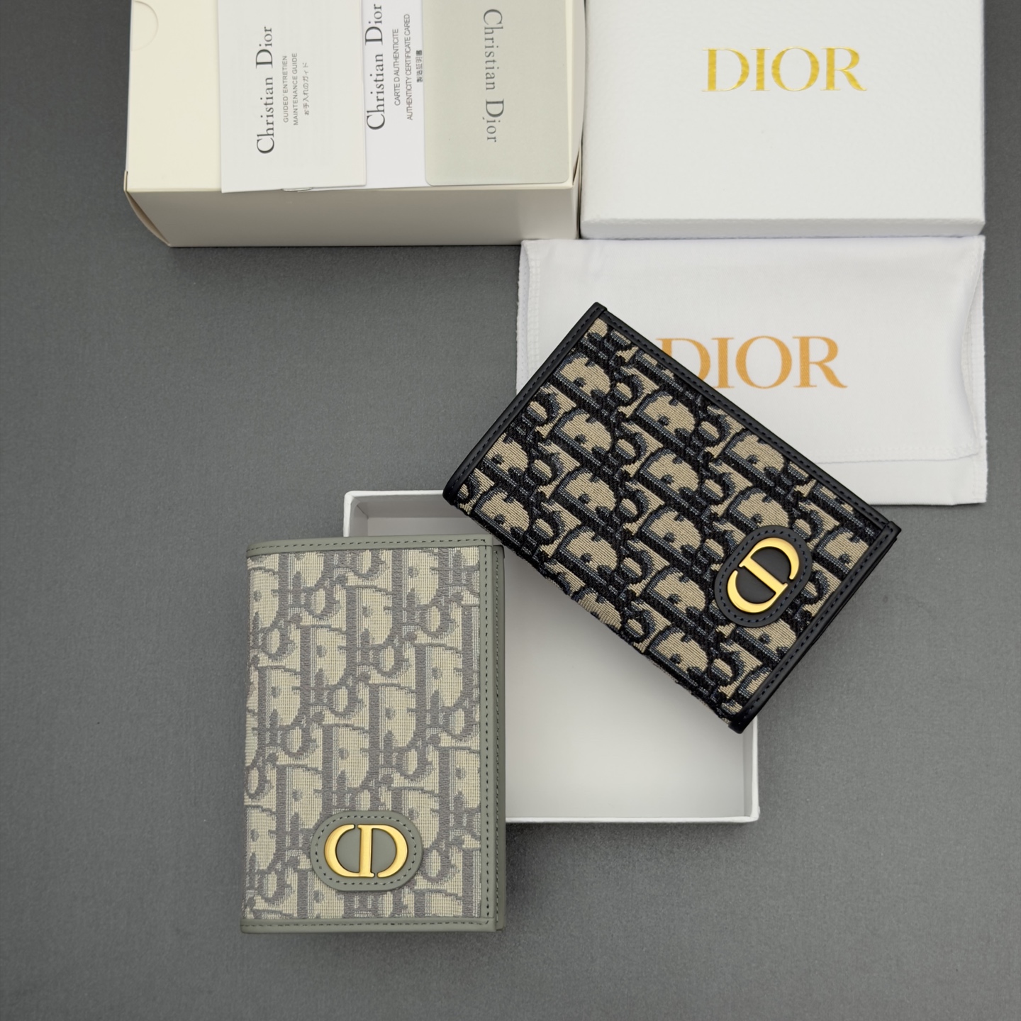 [Dior] 디올 30 Montaigne 몽테인 블루 오블리크 패스포트 홀더 지갑