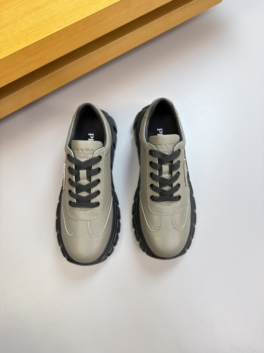 PRADA 프라다 리치 소가죽 로고 스니커즈 신발