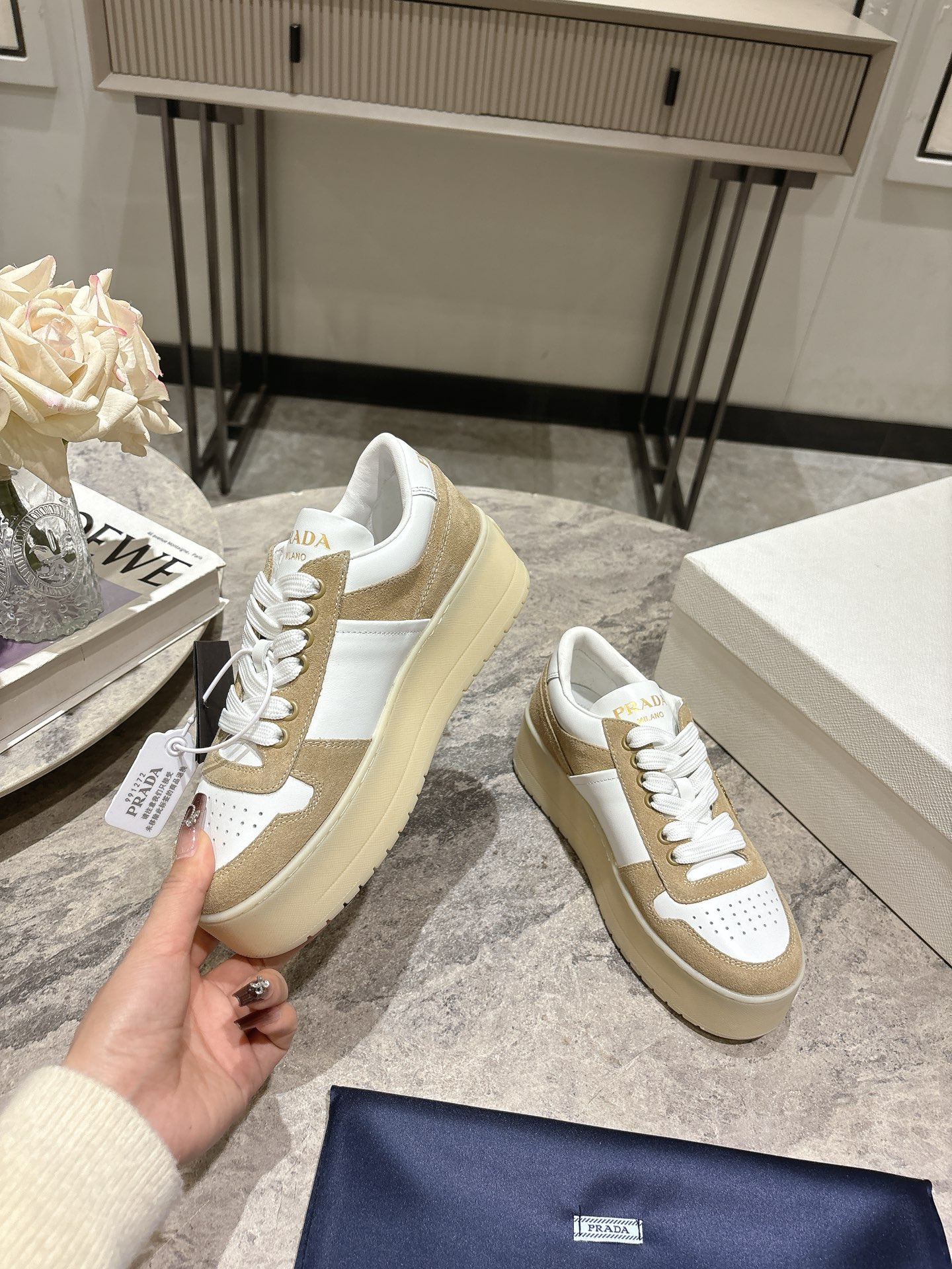프라다(PRADA) 삼각 로고 플랫폼 스니커즈 신발