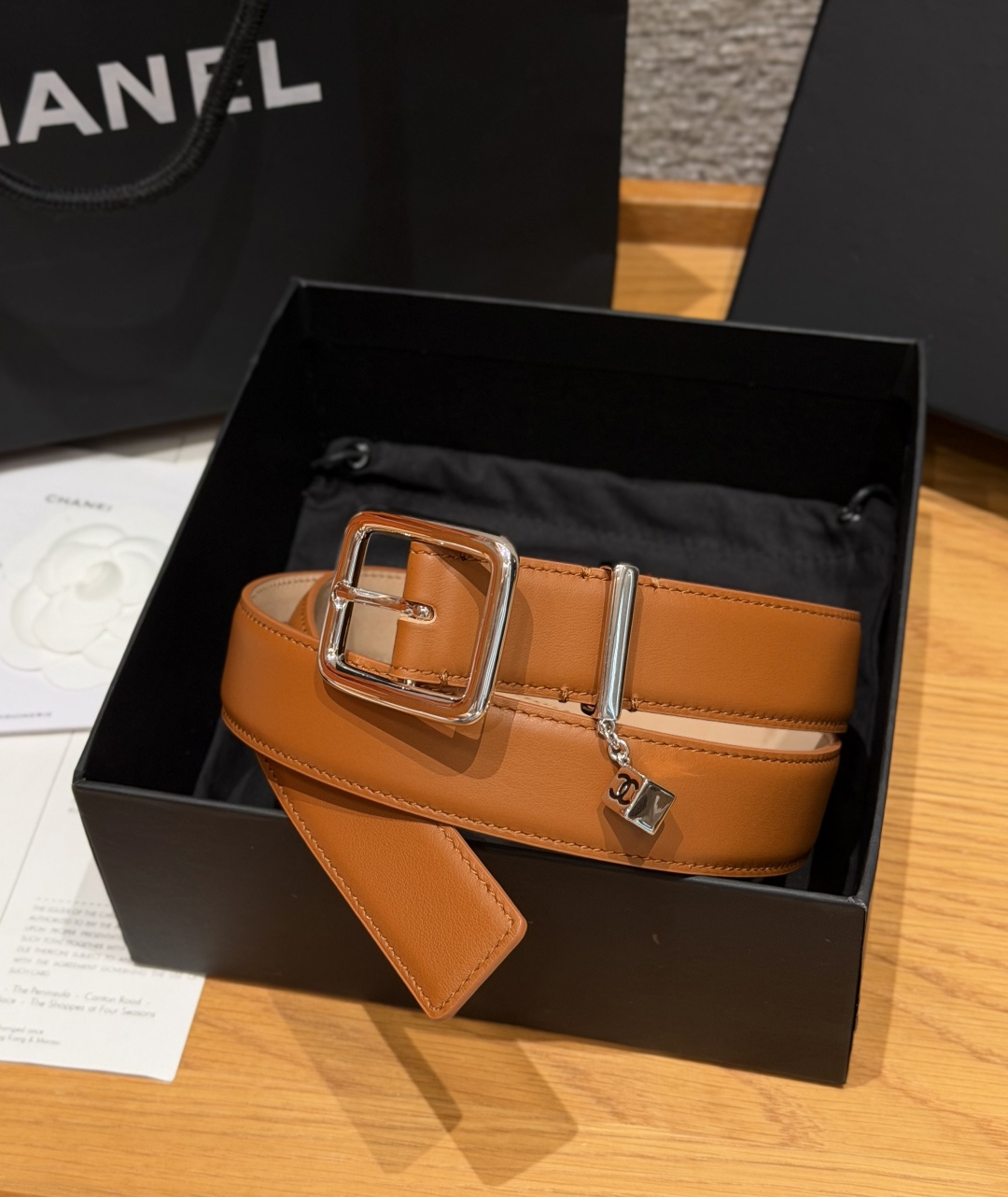 샤넬(CHANEL) 카프스킨 글로시 핀 실버 버클 벨트