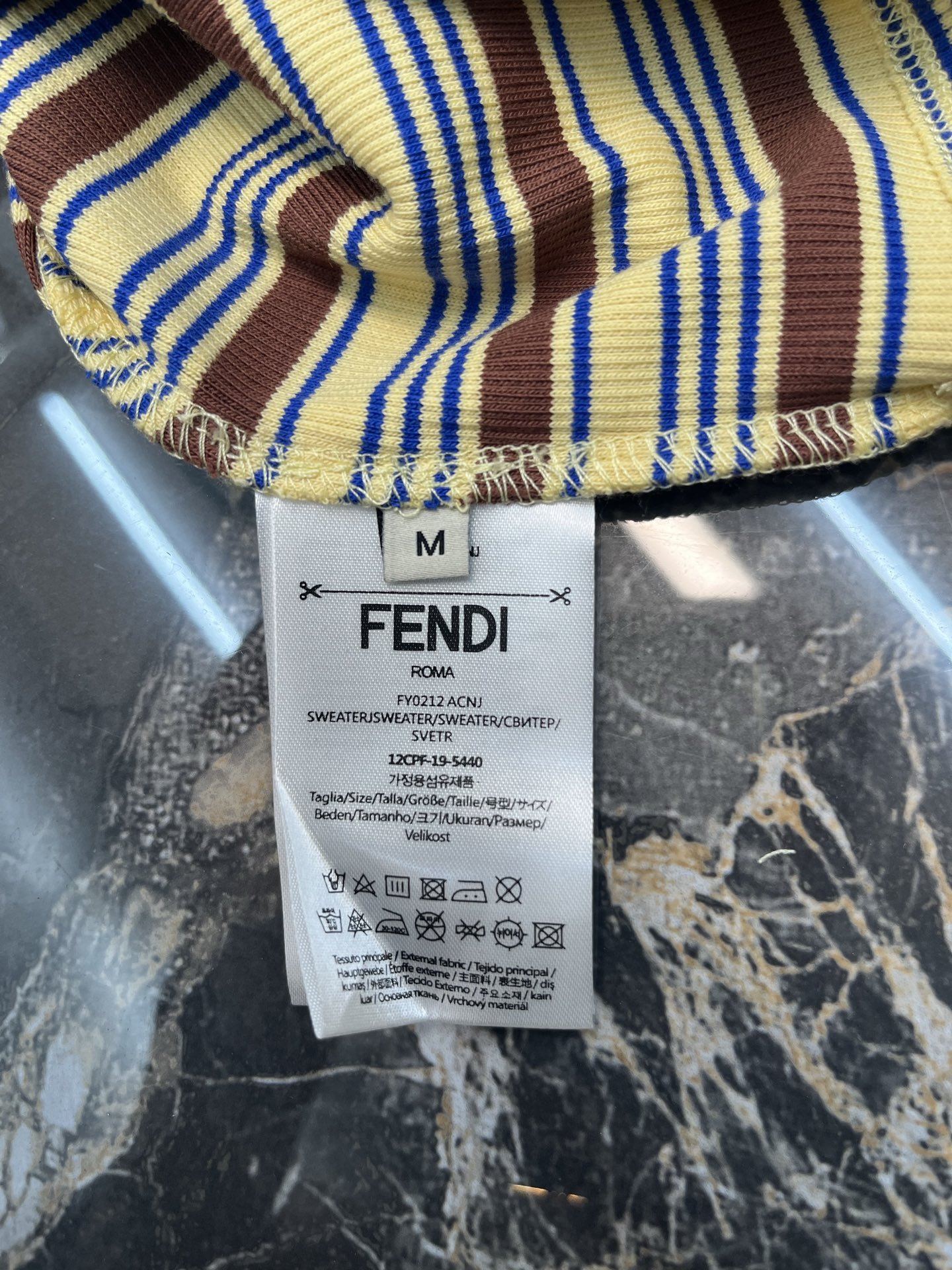 펜디(FENDI) 레더 패치 스트라이프 크롭 티셔츠 상의 의류