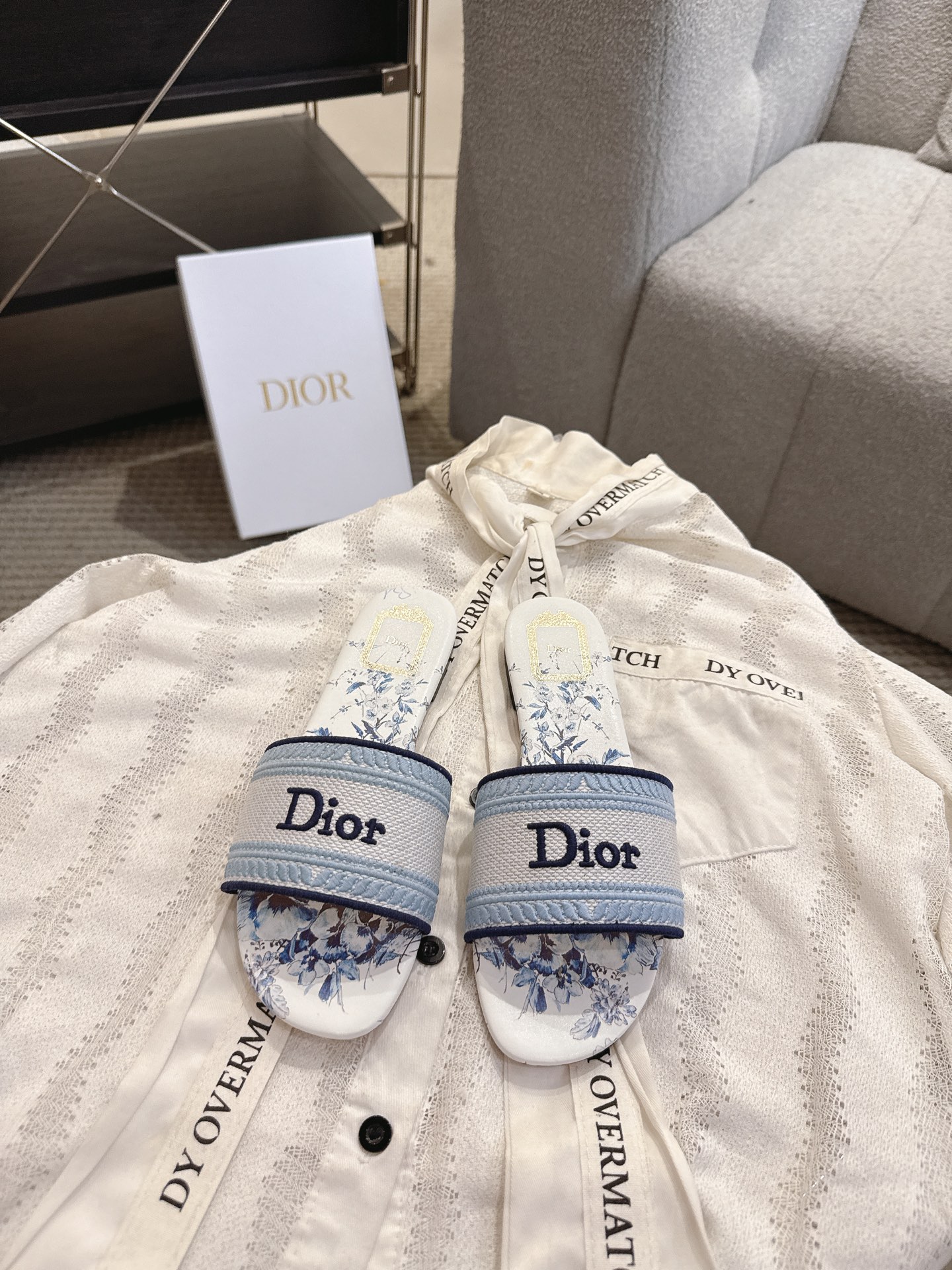 디올(DIOR) 플라워 자수 로고 슬라이드 슬리퍼