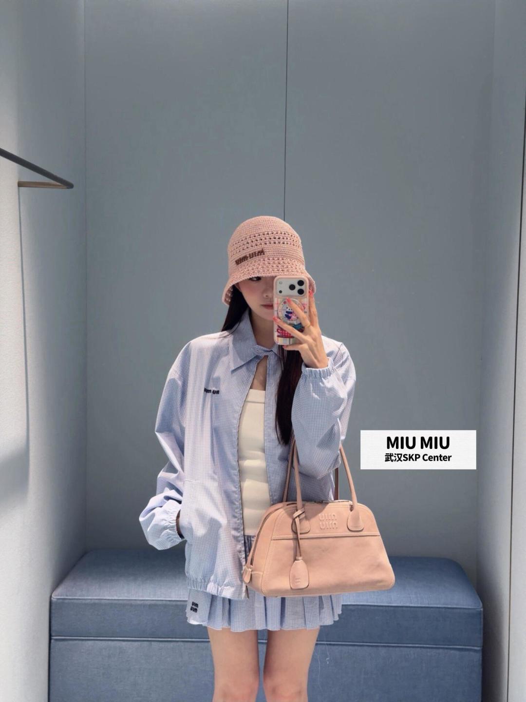 미우미우(MIU MIU) 로고 자수 체크 집업 자켓 재킷 의류