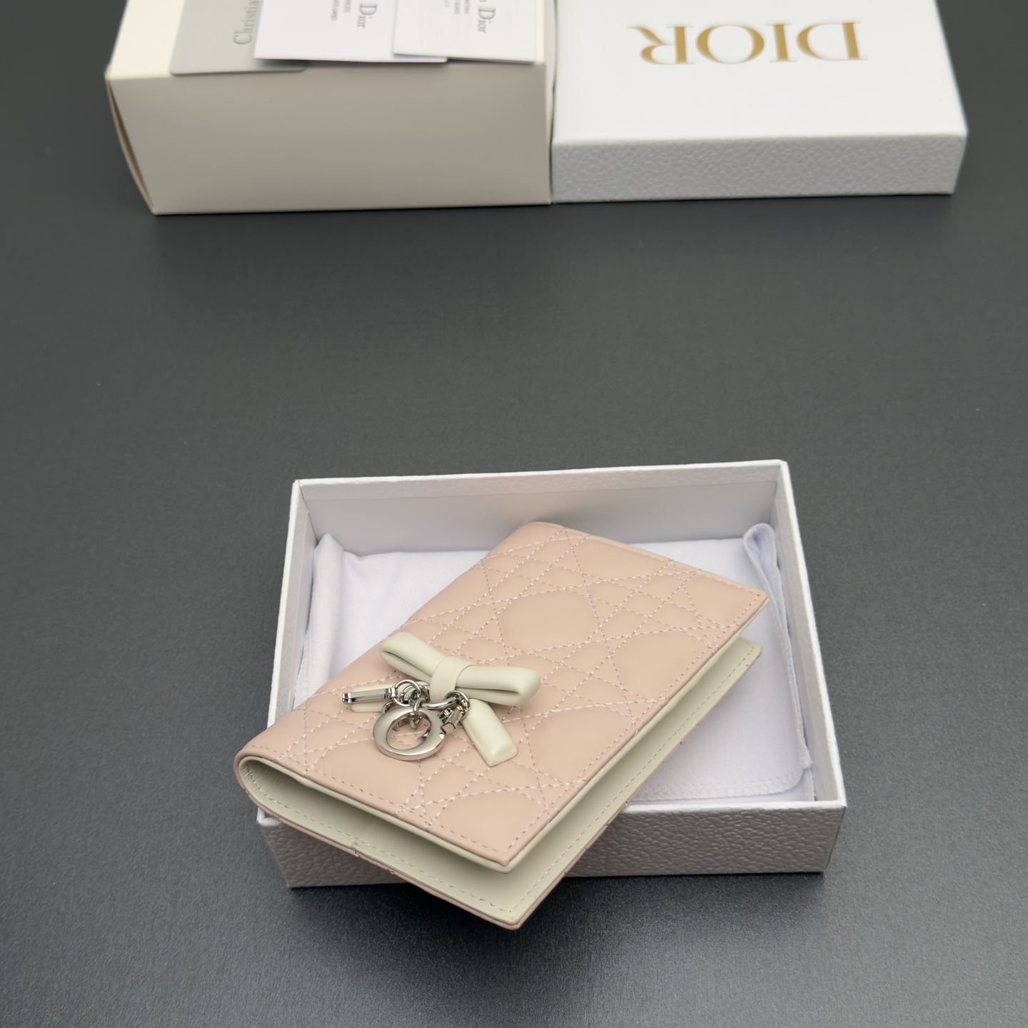 [Dior] 디올 Lady 레이디 까나쥬 램스킨 패스포트 홀더 지갑 / S2626