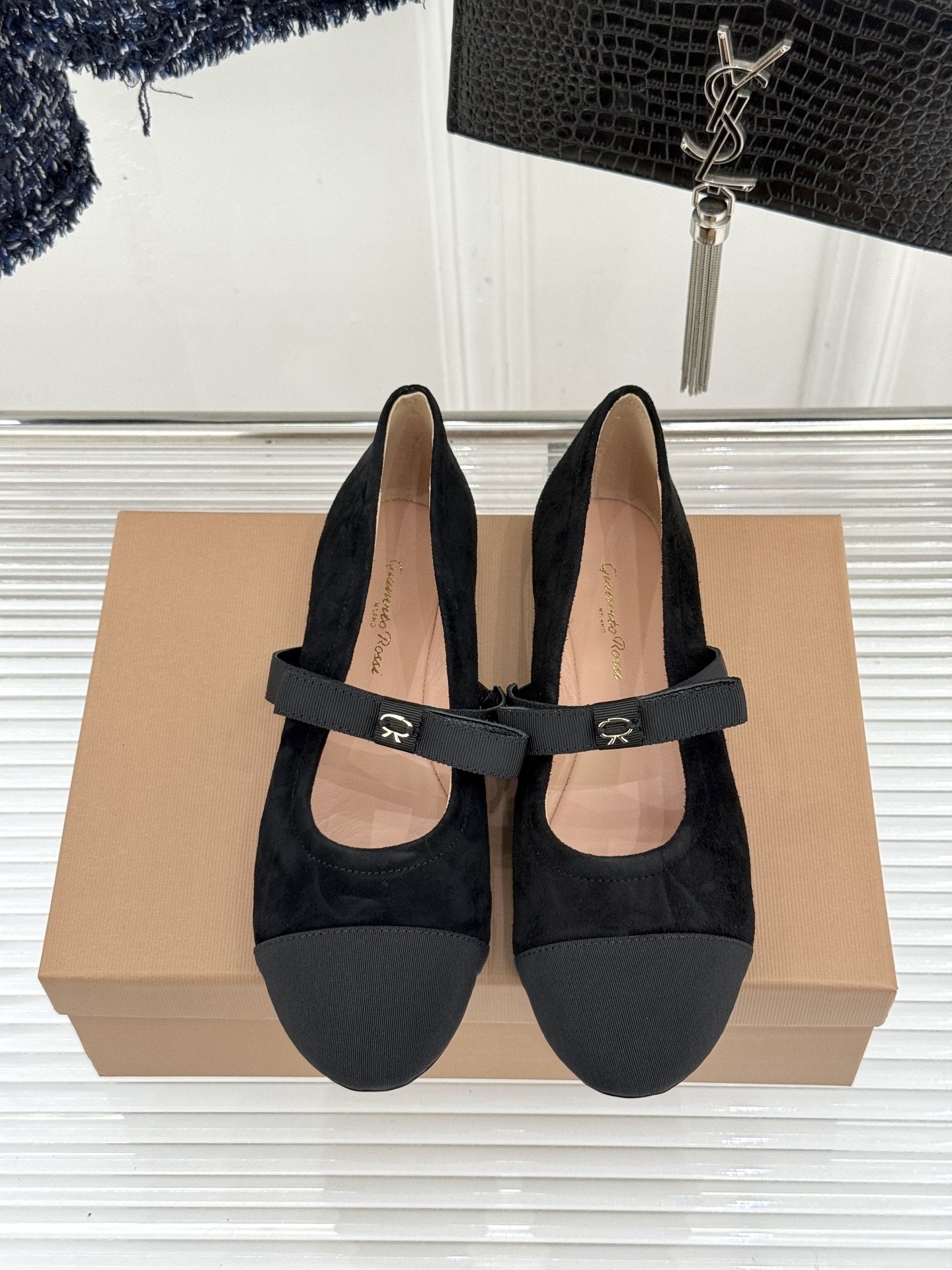 지안비토 로시(Gianvito Rossi) 리본 메리제인 플랫슈즈 신발