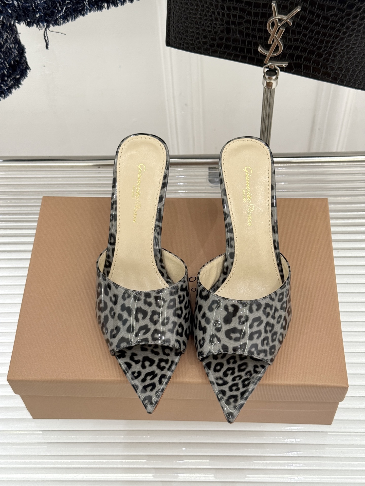 지안비토 로시(Gianvito Rossi) 슬림 포인티드 힐 슬리퍼 신발