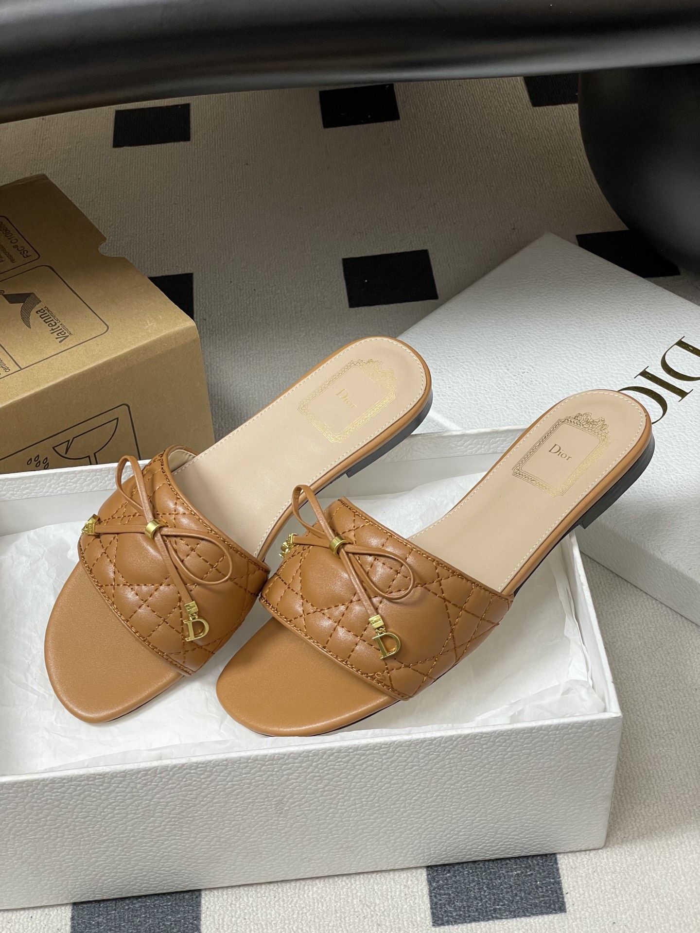 디올(DIOR) 퀼팅 리본 슬리퍼 신발