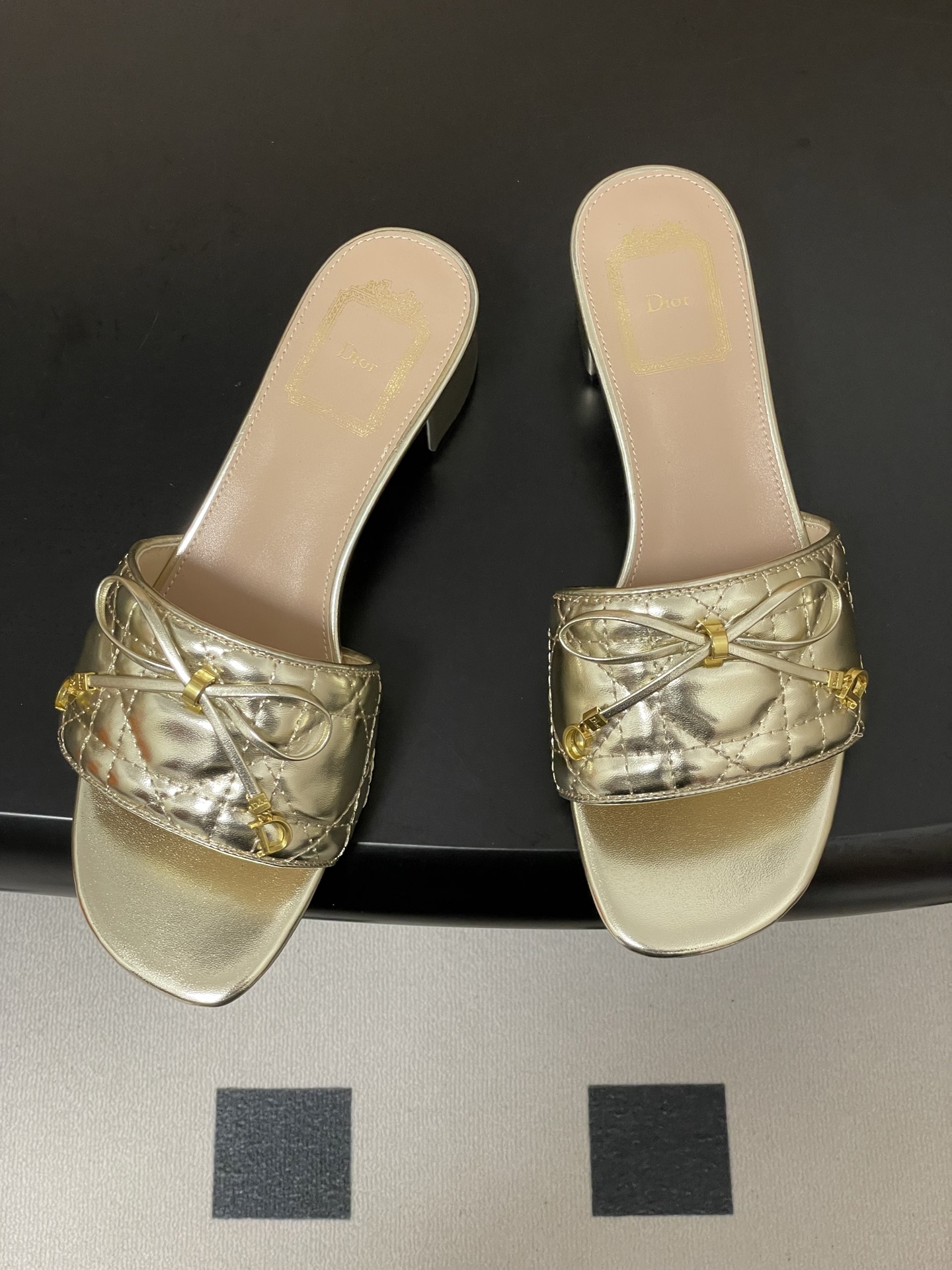 디올(DIOR) 퀼팅 리본 미들굽 슬리퍼 신발
