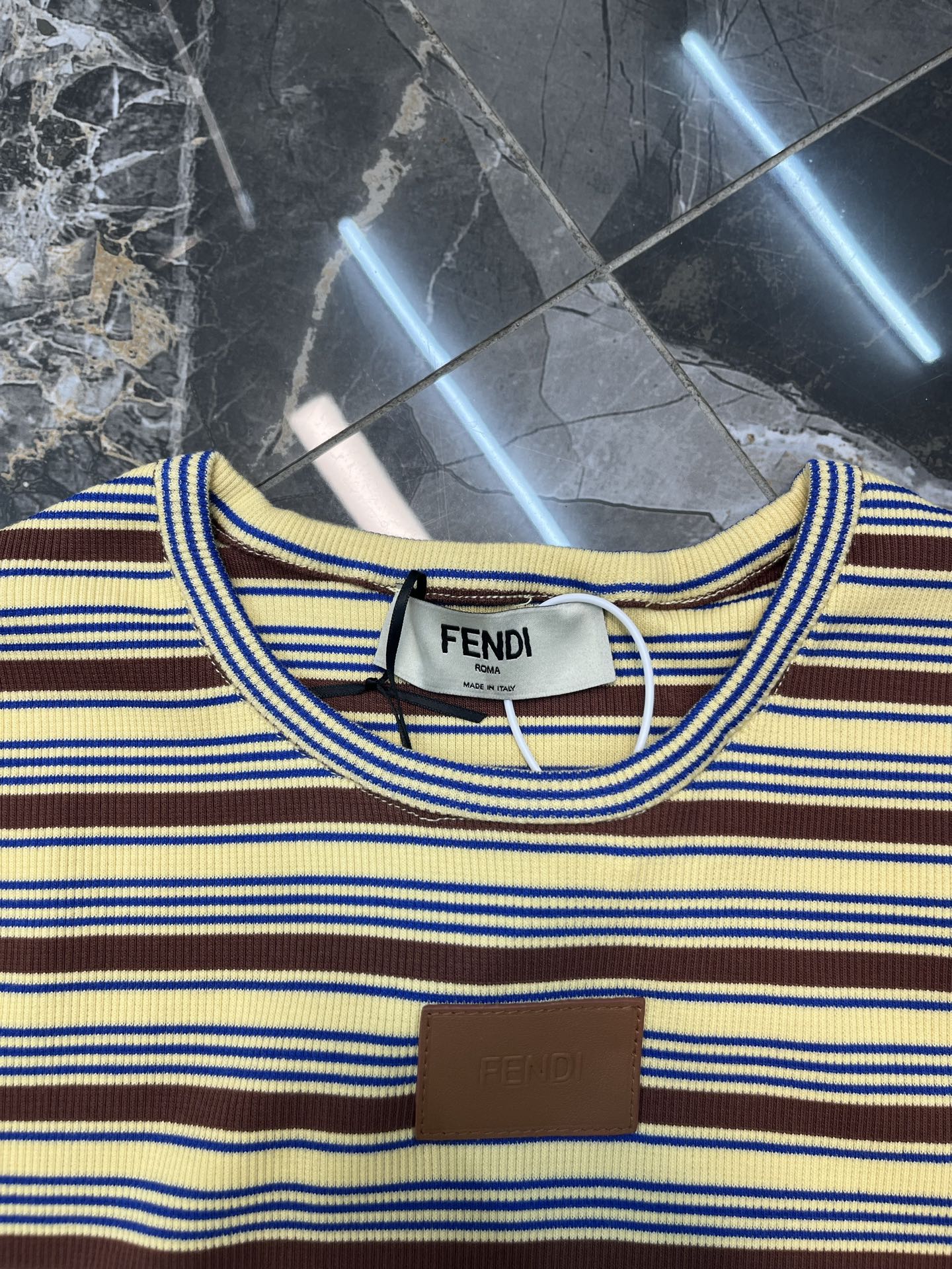 펜디(FENDI) 레더 패치 스트라이프 크롭 티셔츠 상의 의류
