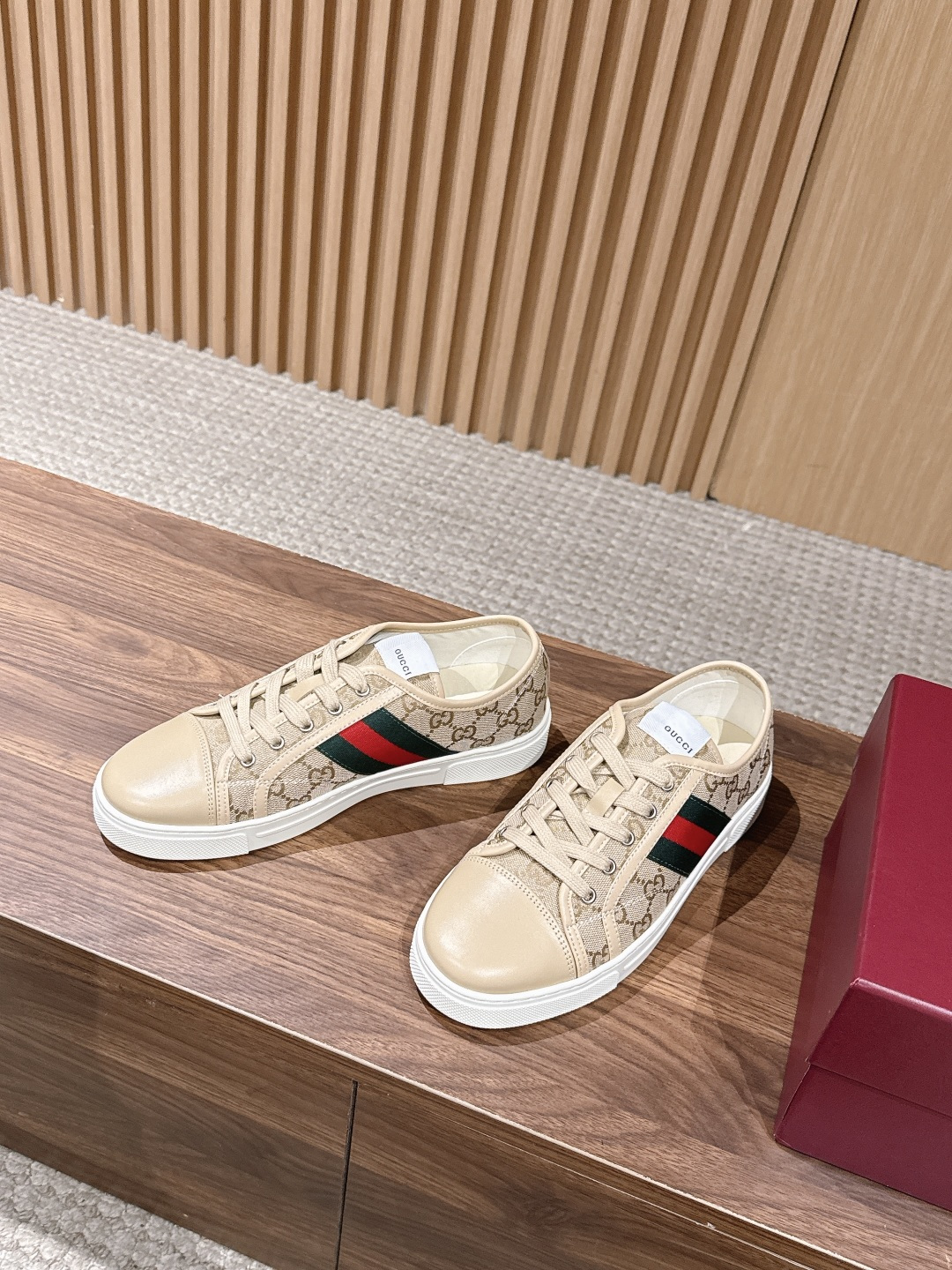 구찌(GUCCI) GG 엠보싱 로우탑 스니커즈 신발