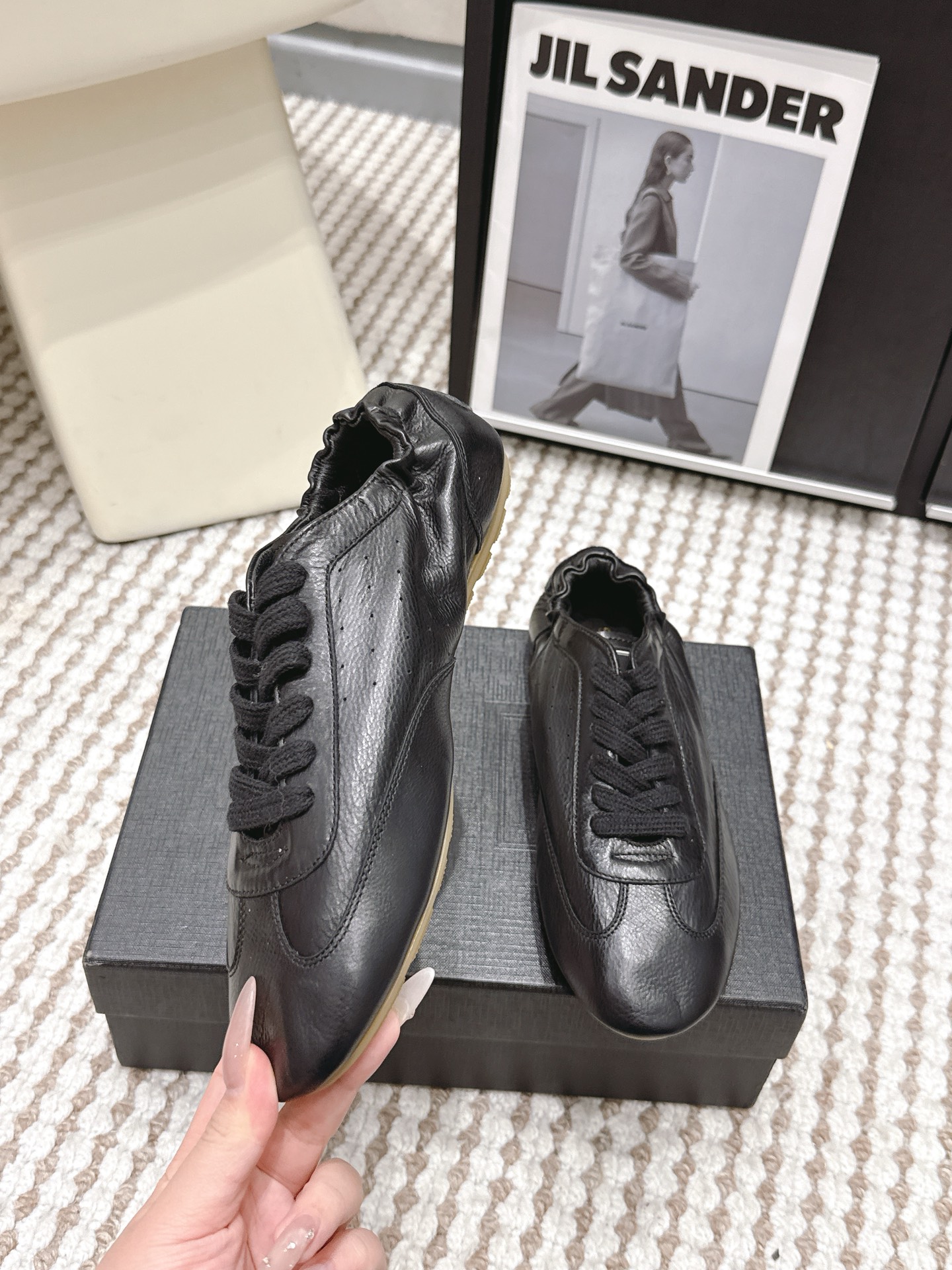 생로랑(SAINT LAURENT) 펀칭 레더 독일군 스니커즈 신발