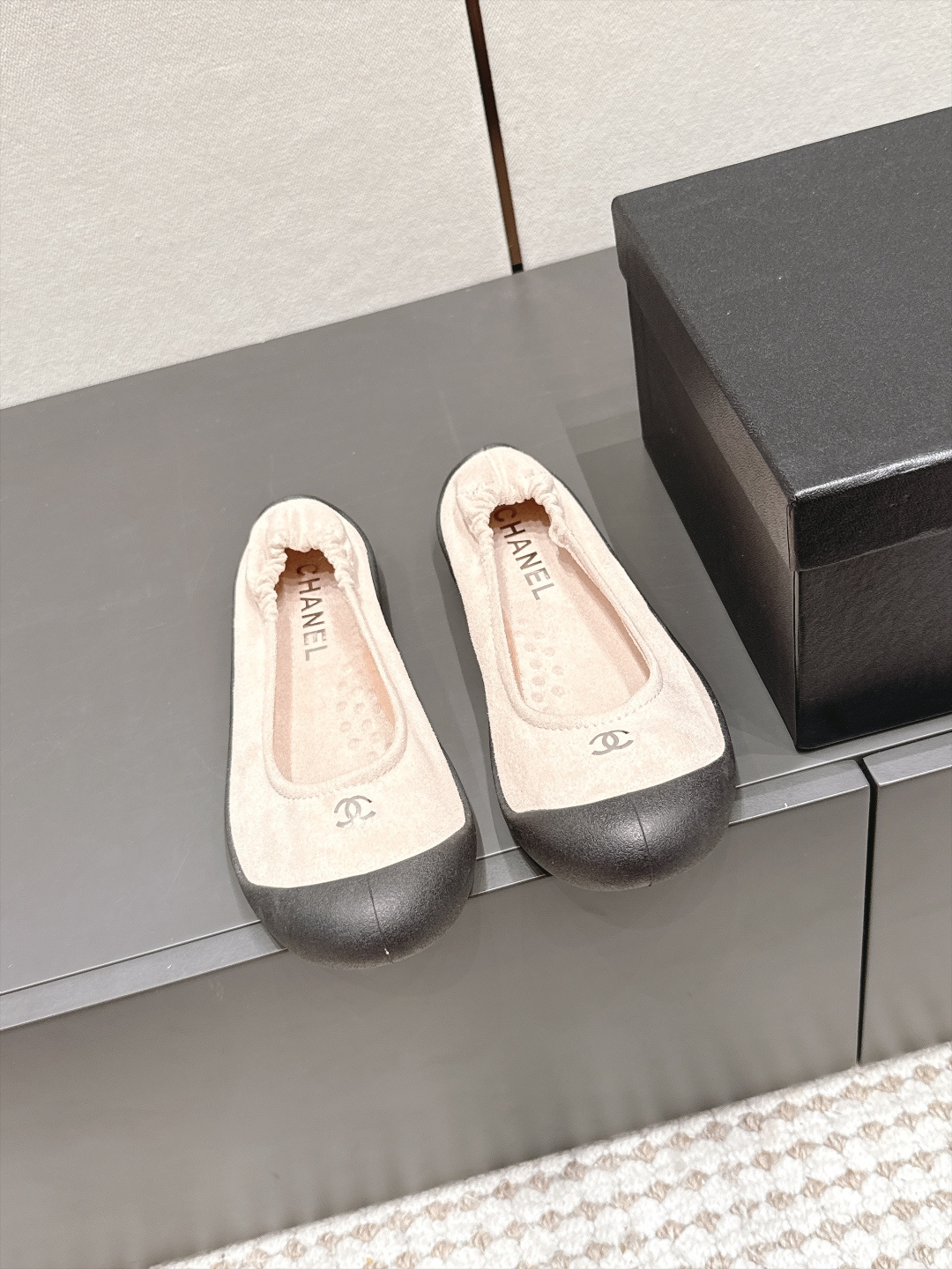 샤넬(CHANEL) 스웨이드 밴딩 힐 플랫 신발
