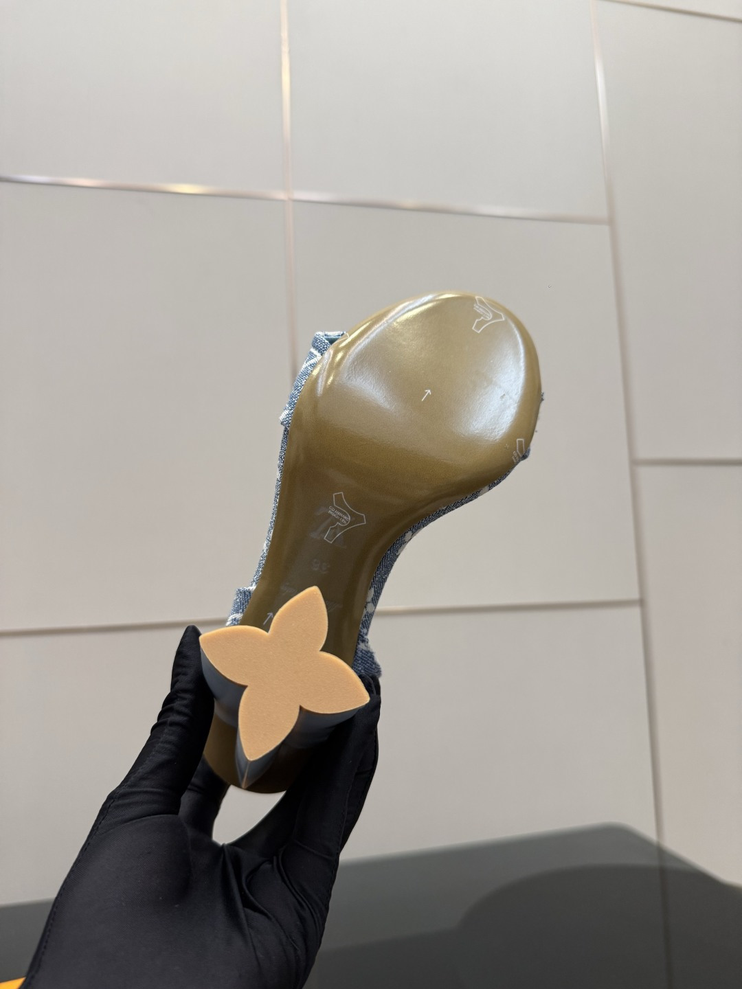 루이비통(LV) 모노그램 데님 앵클 스트랩 샌들 힐 신발