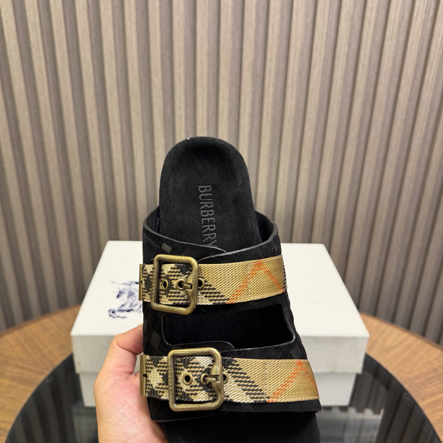 [Burberry] 버버리 맨즈 체크 엠보스드 레더 뮬 슬라이드 슬리퍼 샌들 신발