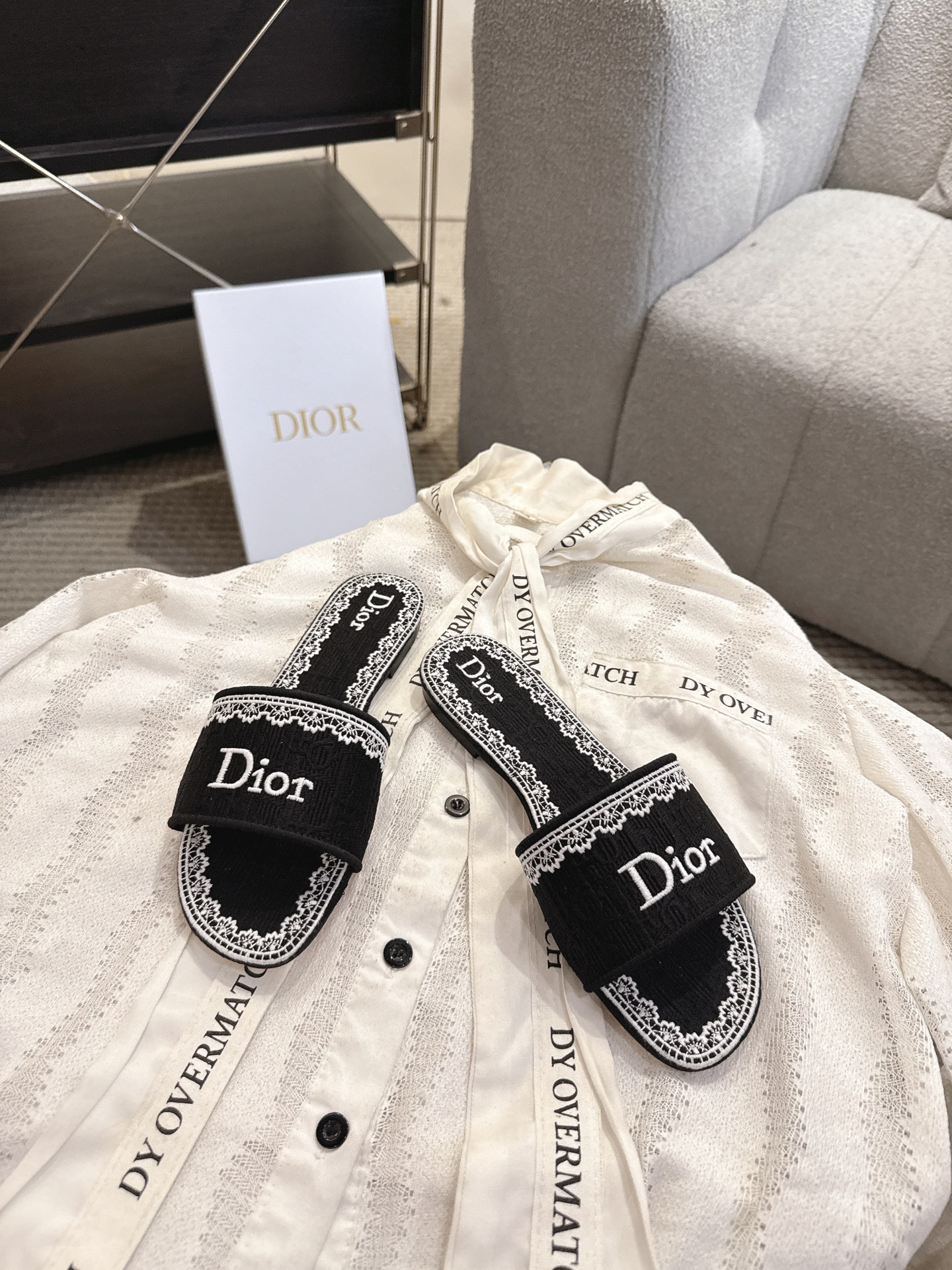 디올(DIOR) 플라워 자수 로고 슬라이드 슬리퍼