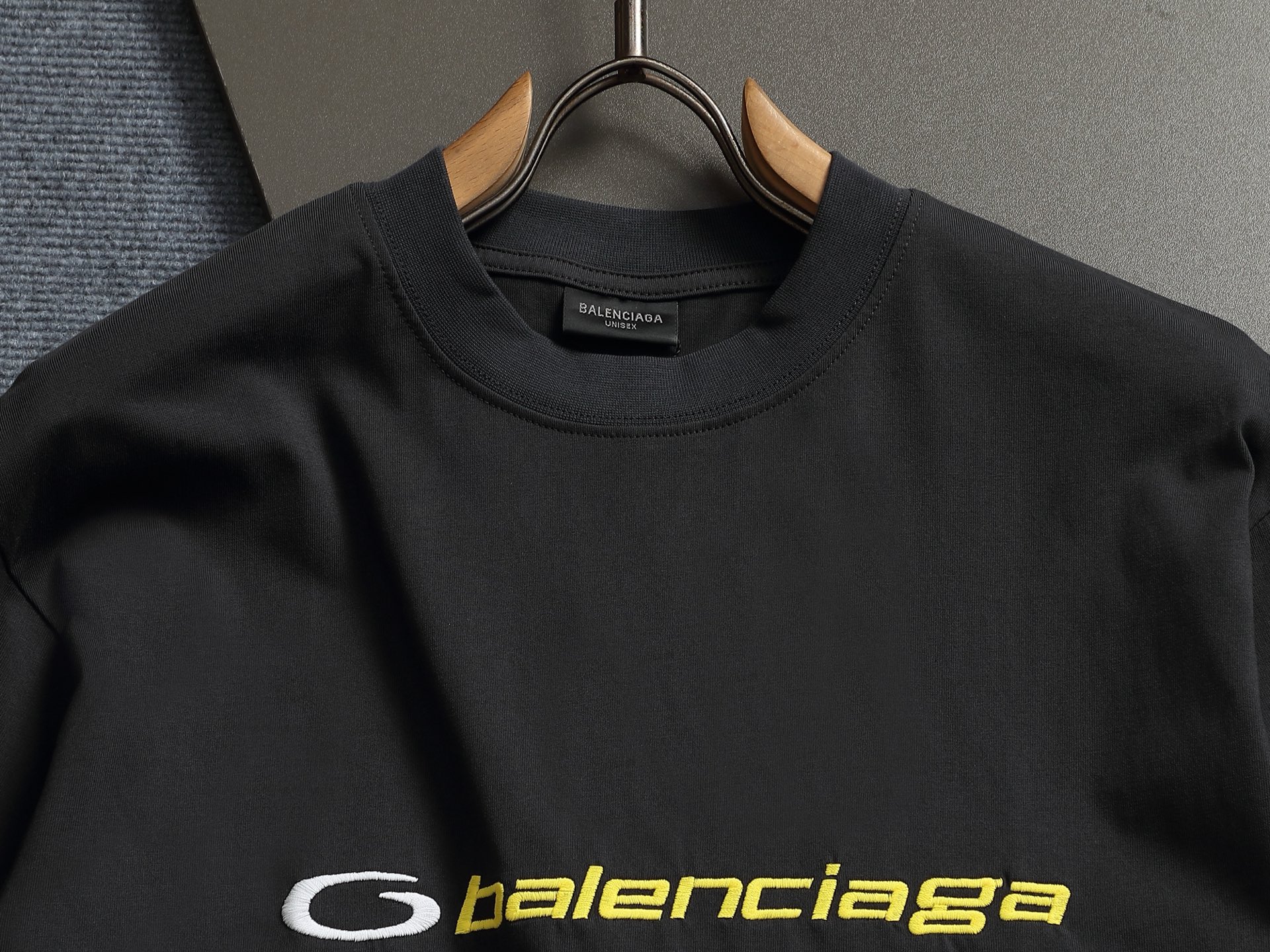 발렌시아가(BALENCIAGA) 서클 레터링 자수 반팔 티셔츠 상의 의류