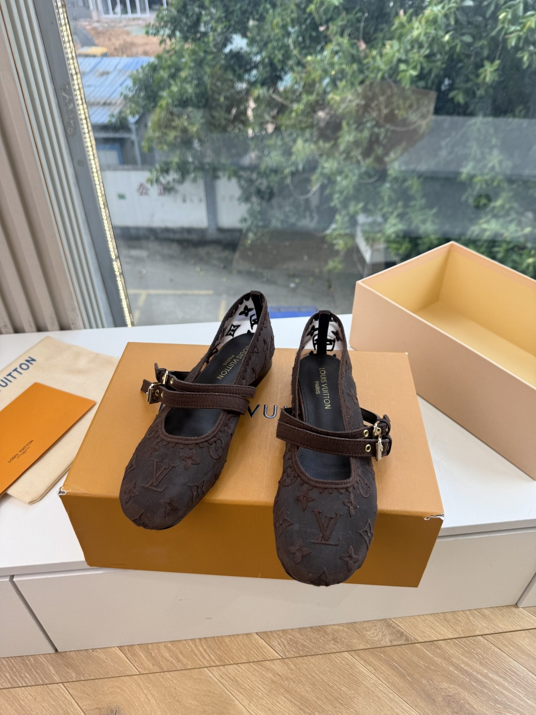 루이비통(LV) 무라카미 체리 메쉬 샌들 신발