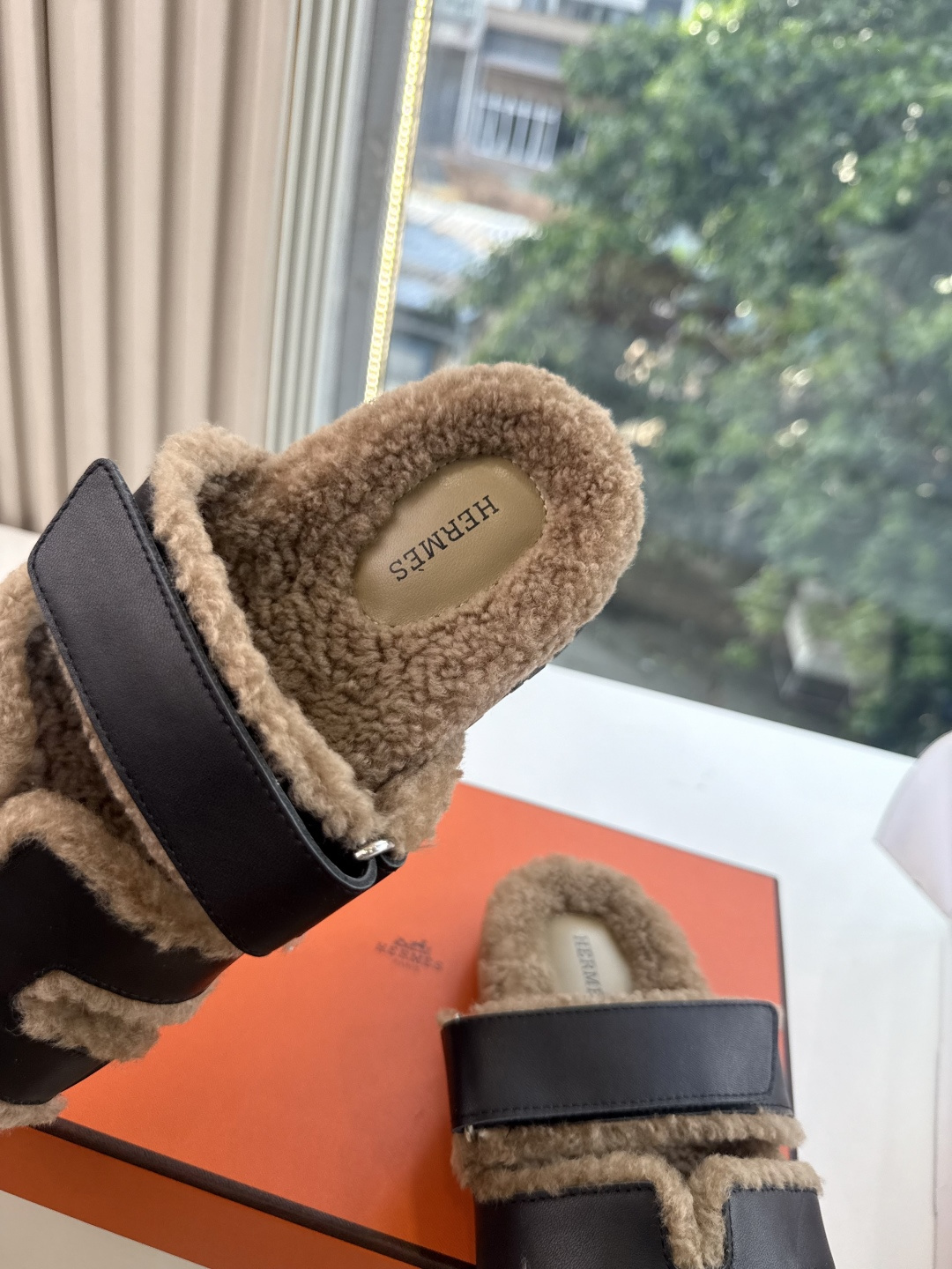 에르메스(HERMES) 시어링 퍼 뮬 슬리퍼 신발