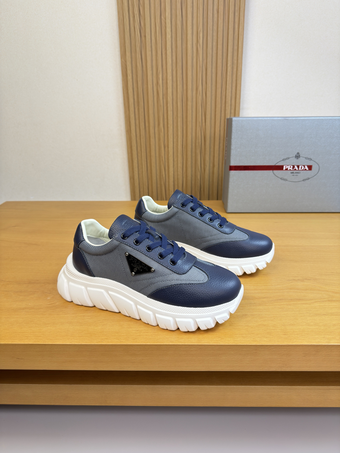 PRADA 프라다 리치 소가죽 & 캔버스 스니커즈 신발