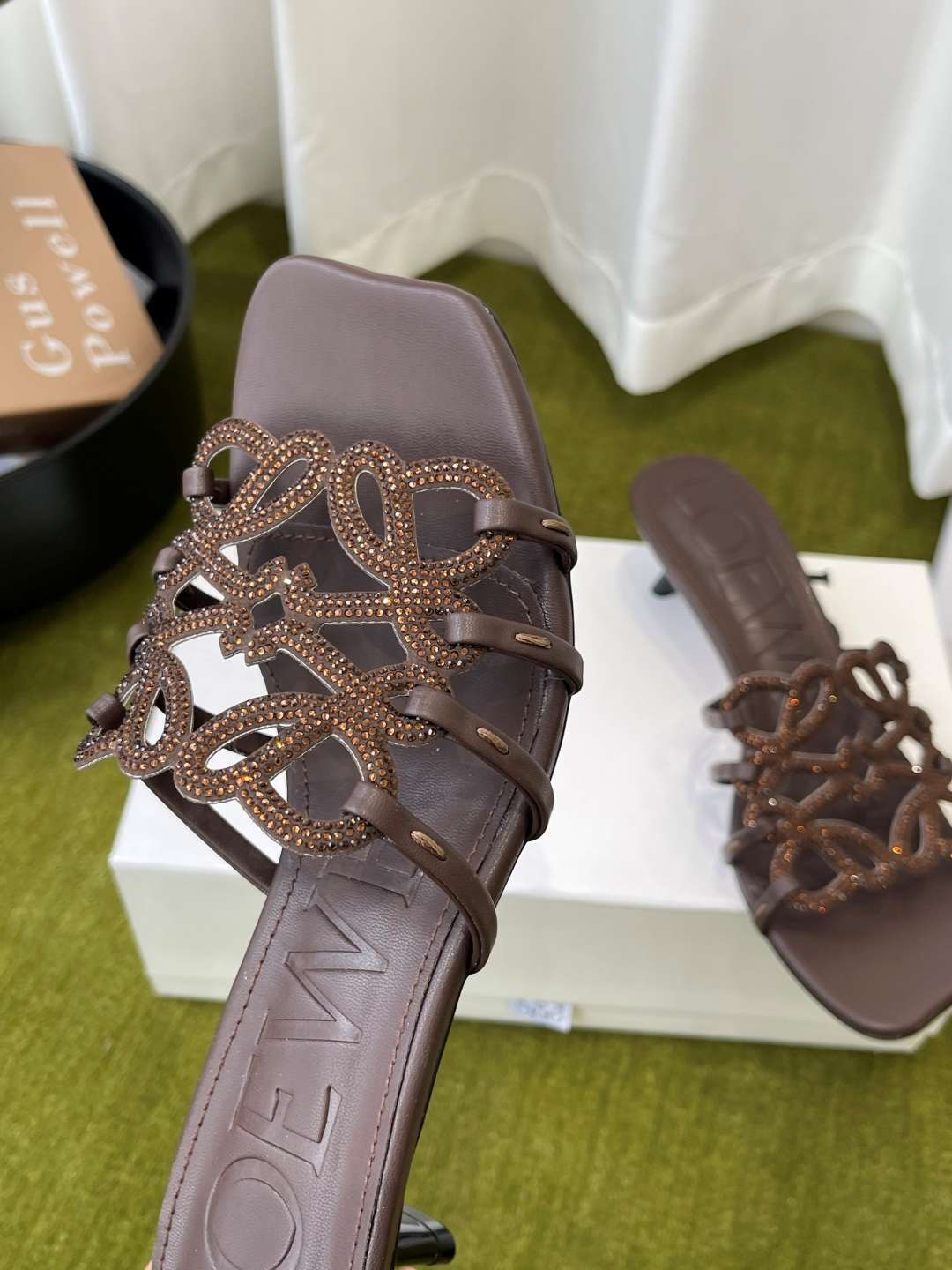 로에베(LOEWE) 아나그램 라인스톤 미들 힐 신발