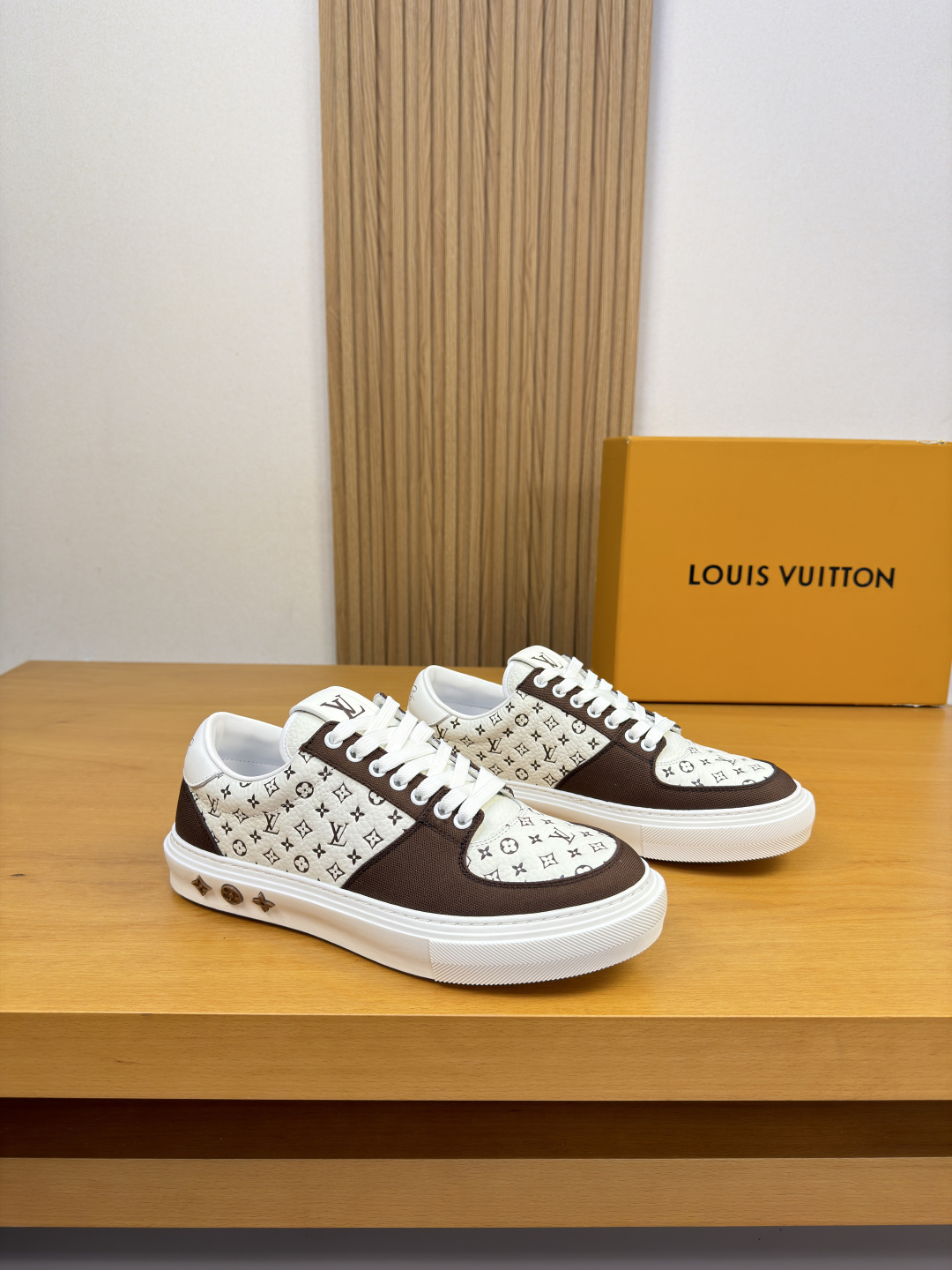 [Louis Vuitton] LV 루이비통 프리미엄 슈링크 레더 & 컬러 프린트 모노그램 스니커즈 신발