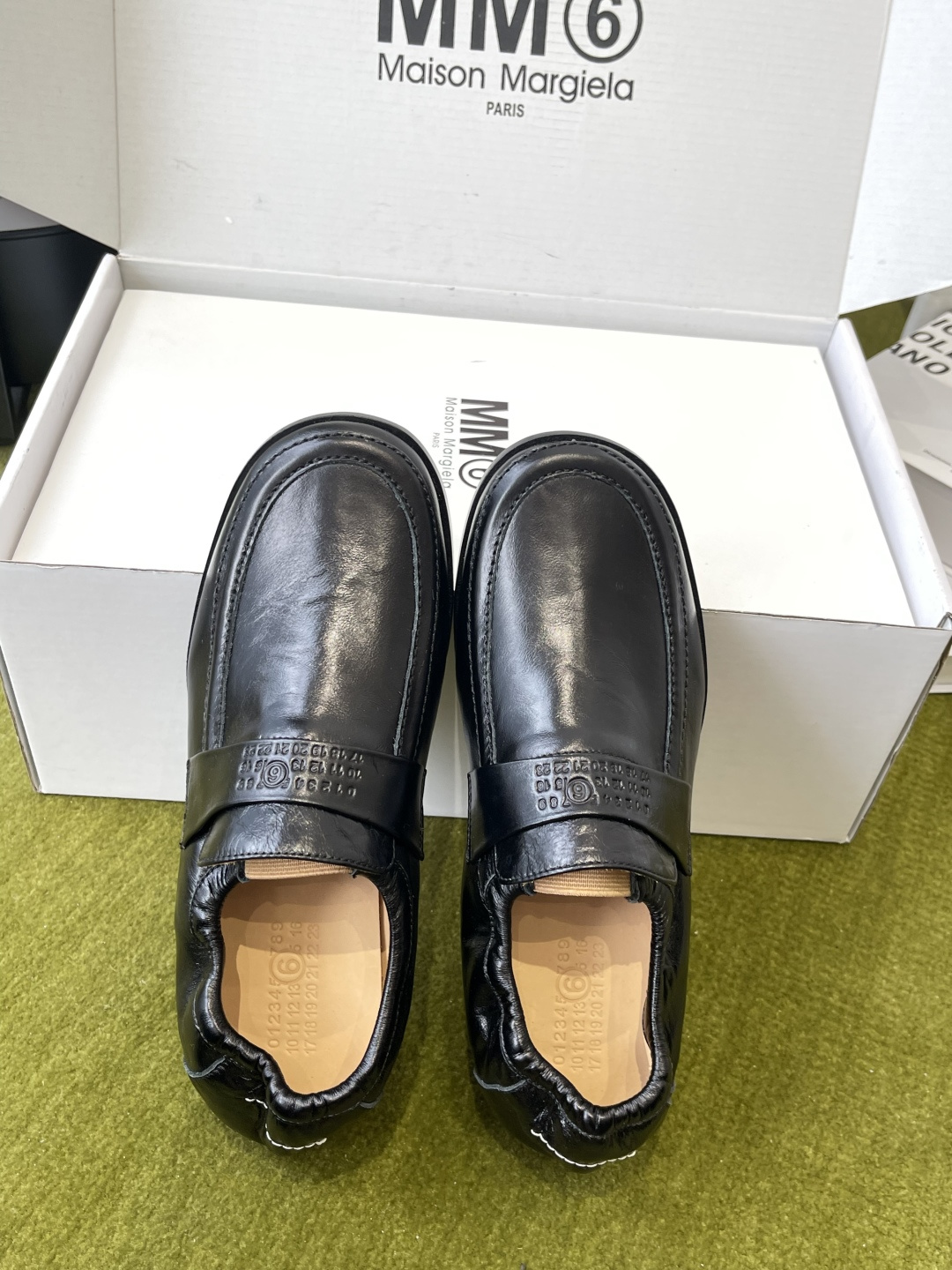 메종 마르지엘라(Maison Margiela) 애플 토 로고 2WAY 로퍼
