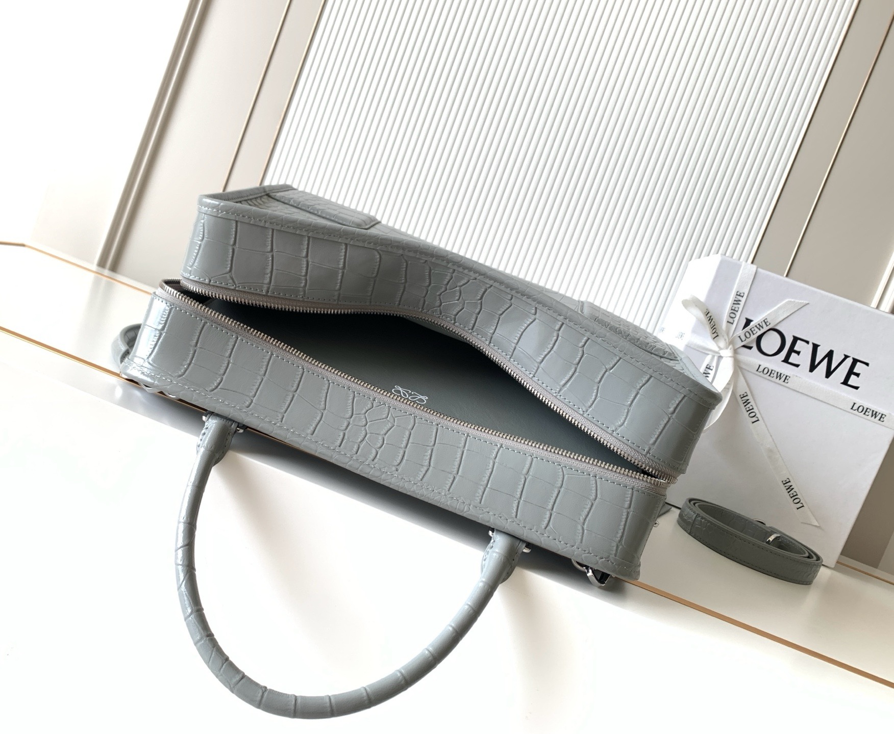 Loewe 로에베 아마조나(Amazona) 180 라지 핸드백 (그레이/크로커다일 패턴) 가방