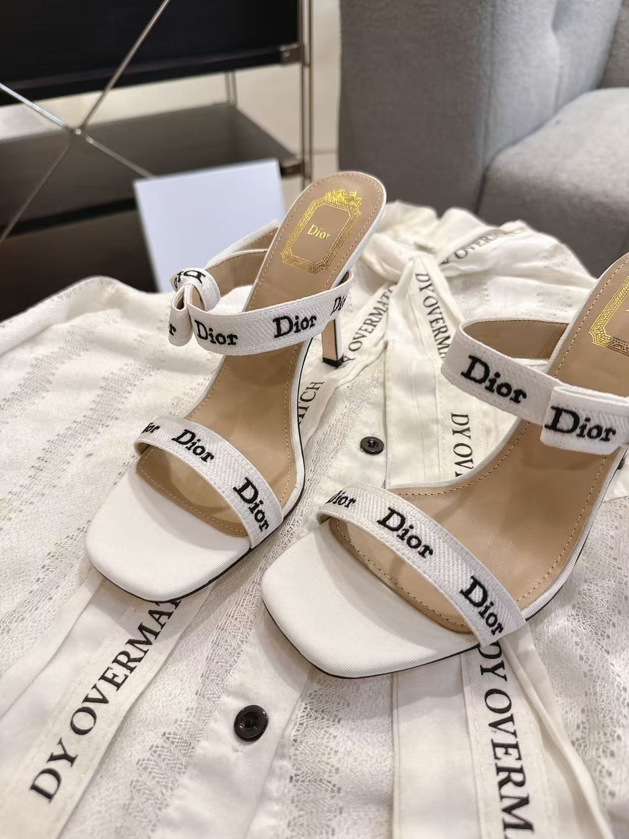 디올(DIOR) 자디올 로고 리본 스퀘어토 하이힐 샌들 신발