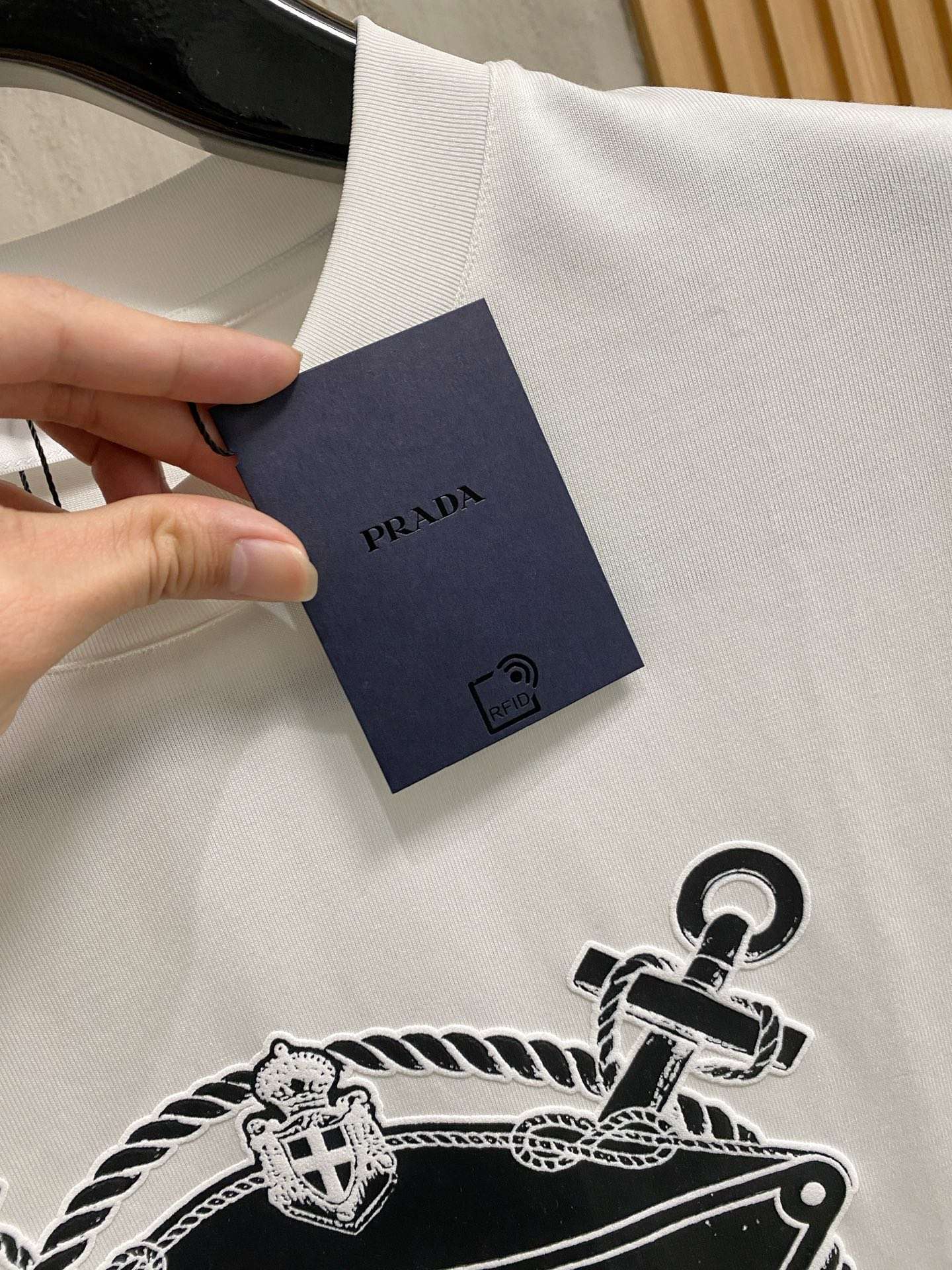 프라다(PRADA) 앵커 로프 삼각 로고 반팔 티셔츠 상의 의류
