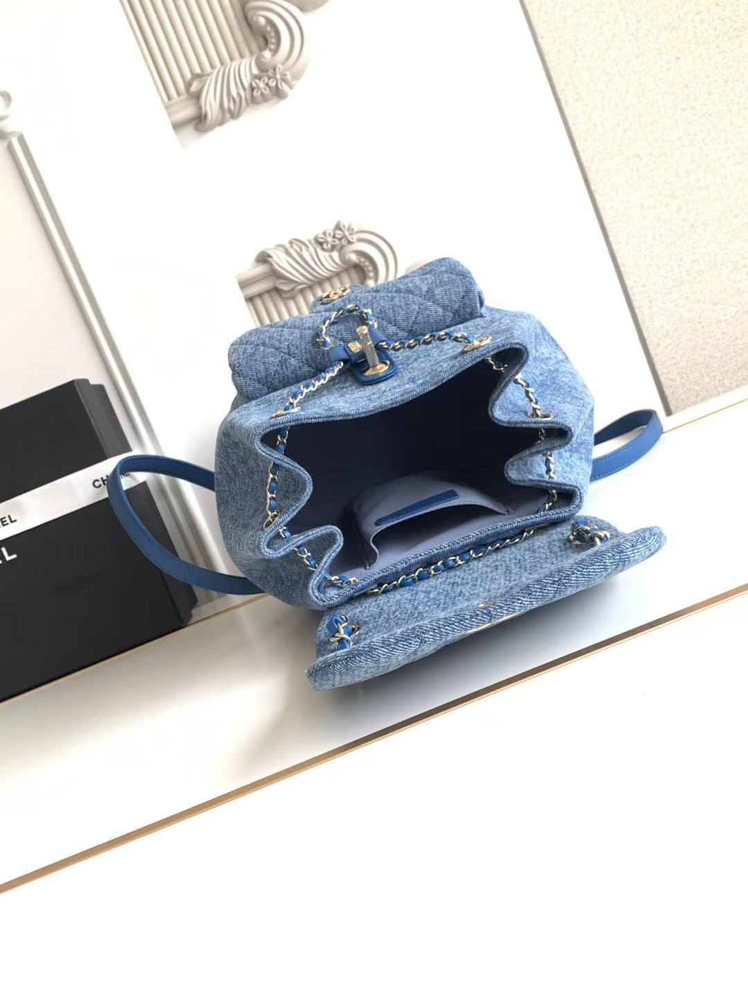 Chanel 샤넬 26SS 두마(Duma) 데님 라지 백팩 (AS3618) 가방