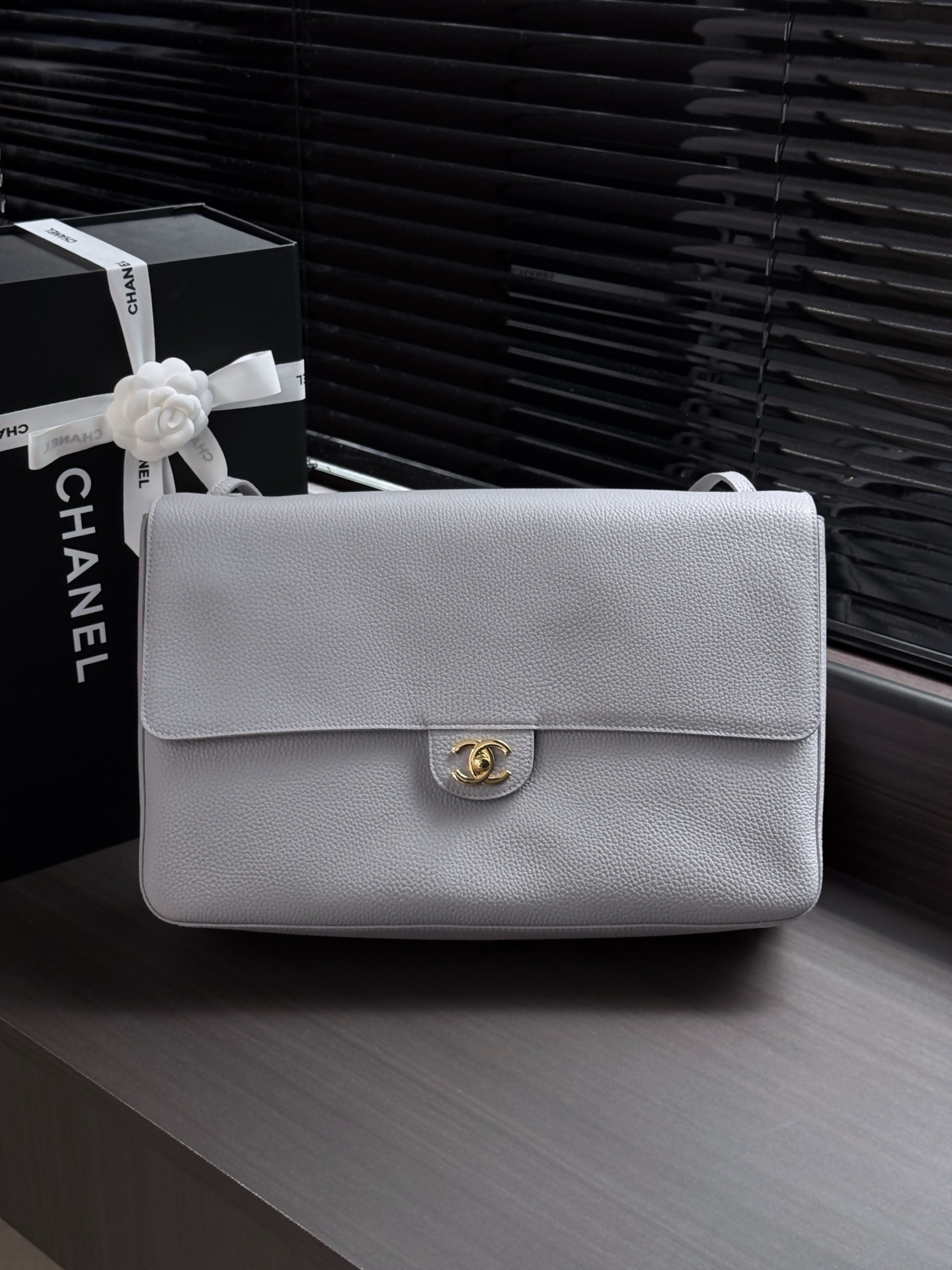 [CHANEL] 샤넬 26S 맥시 플랩 백 가방 AS6233