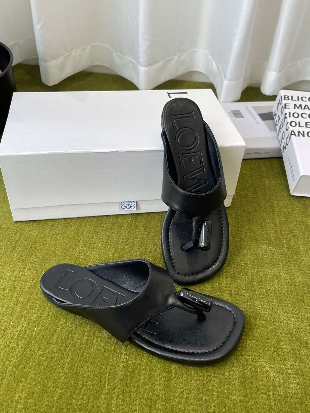 로에베(LOEWE) 토글 장식 토포스트 쪼리 스리퍼 신발