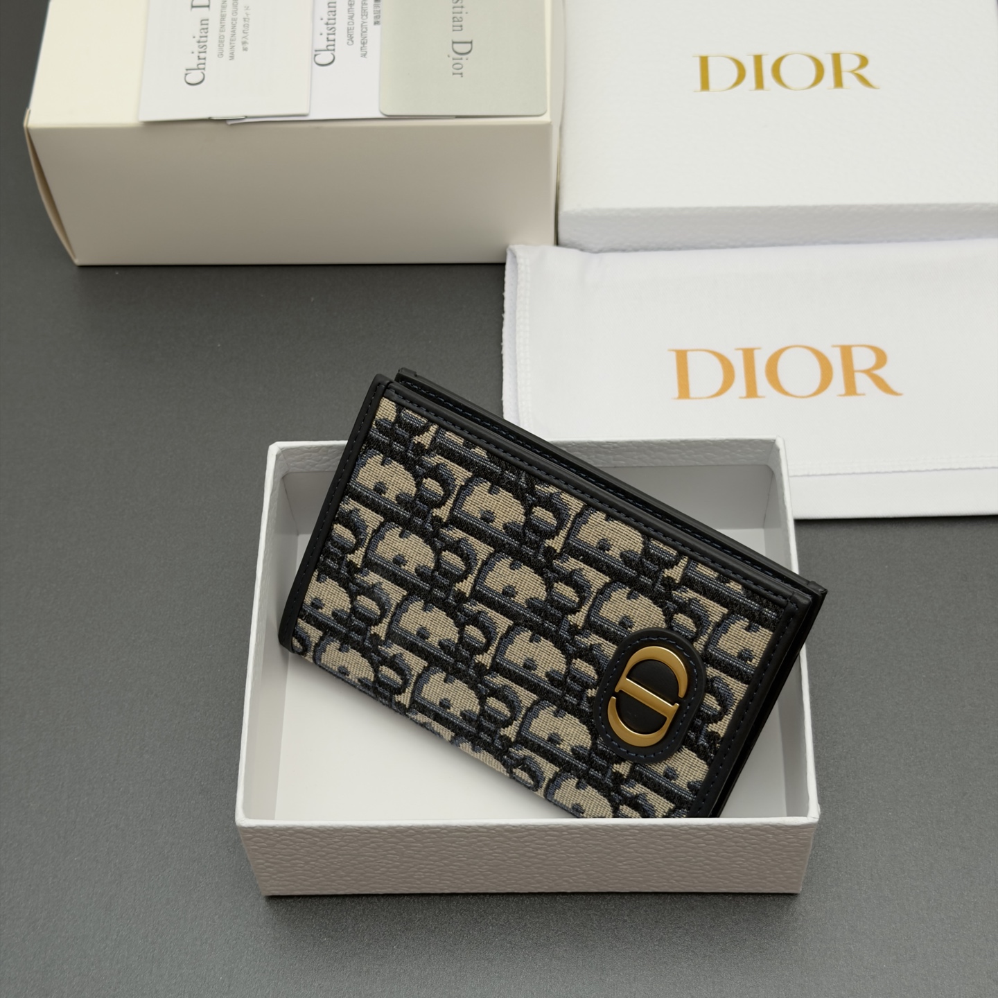 [Dior] 디올 30 Montaigne 몽테인 블루 오블리크 패스포트 홀더 지갑