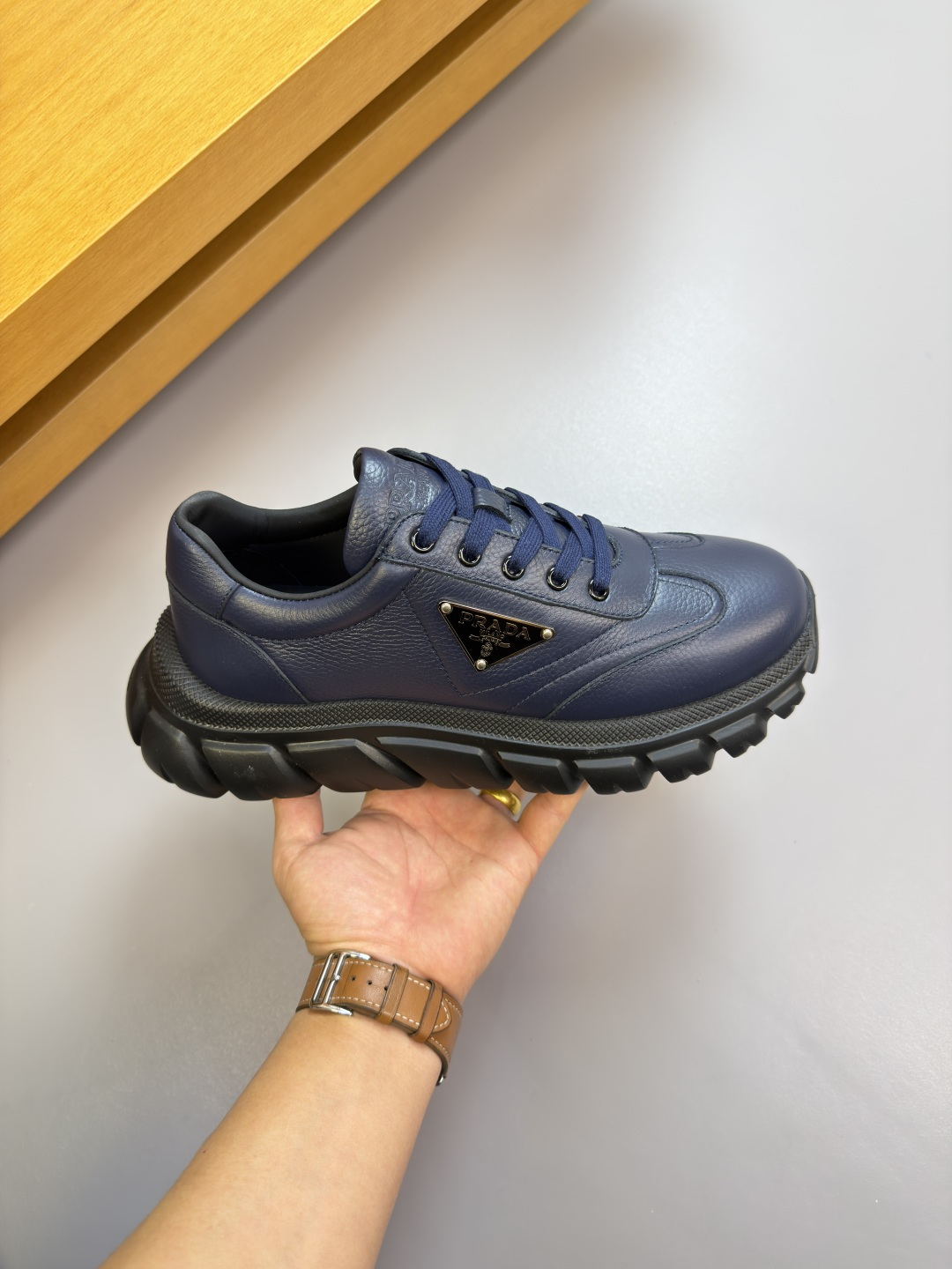 PRADA 프라다 리치 소가죽 로고 스니커즈 신발