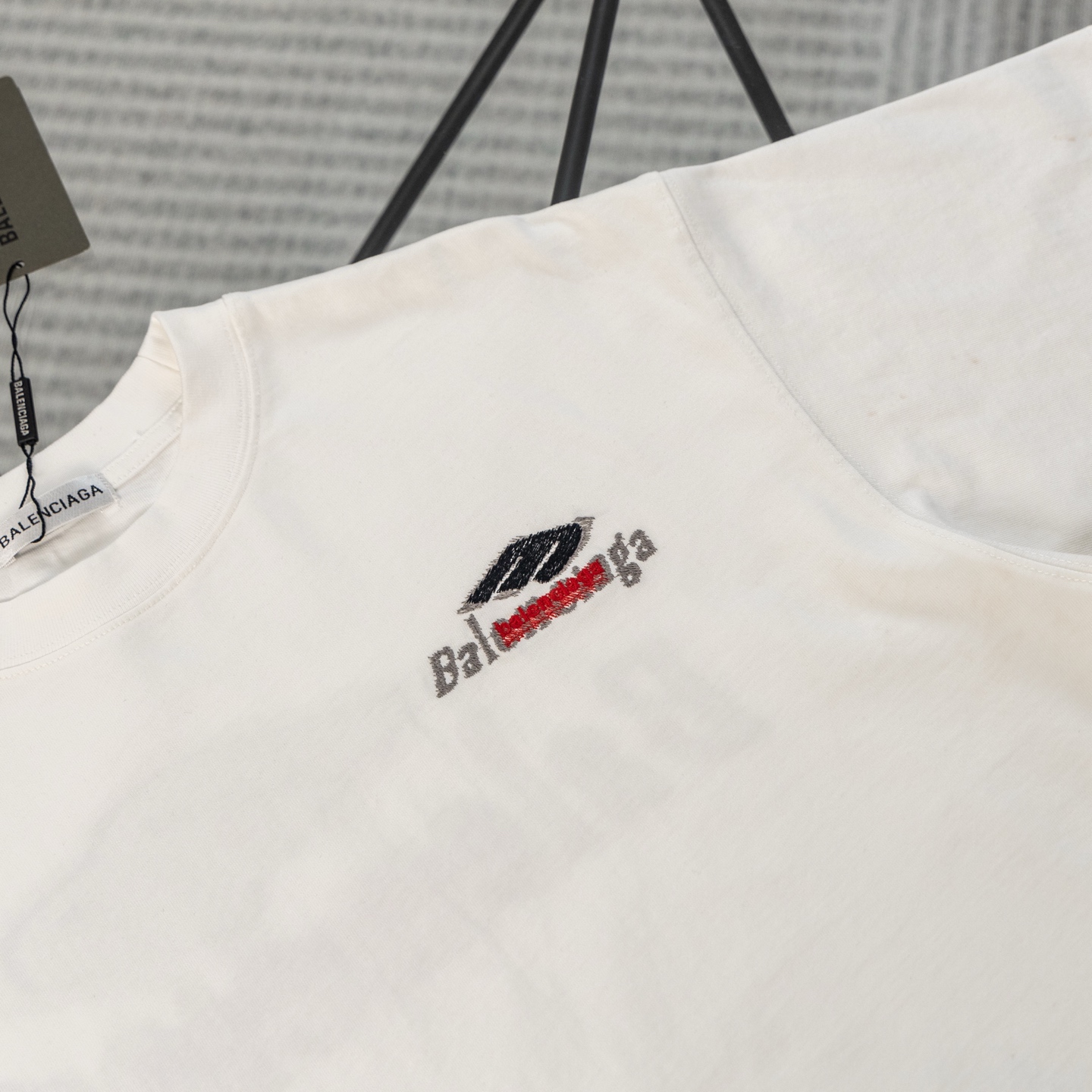 발렌시아가(BALENCIAGA) 레터링 자수 반팔 티셔츠 의류