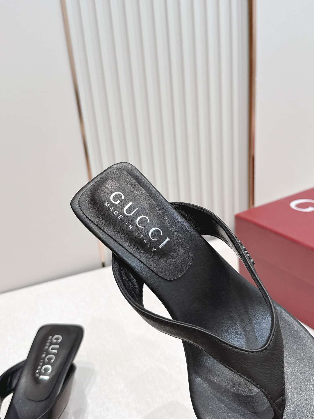 구찌(GUCCI) 모노그램 토포스트 미들힐 신발