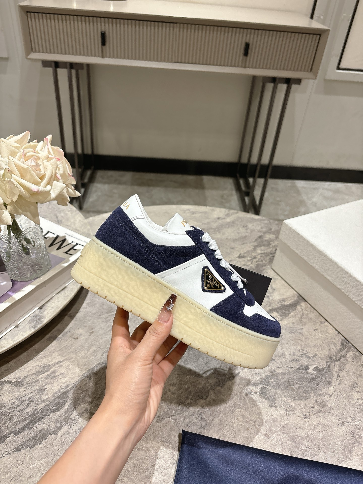 프라다(PRADA) 삼각 로고 플랫폼 스니커즈 신발