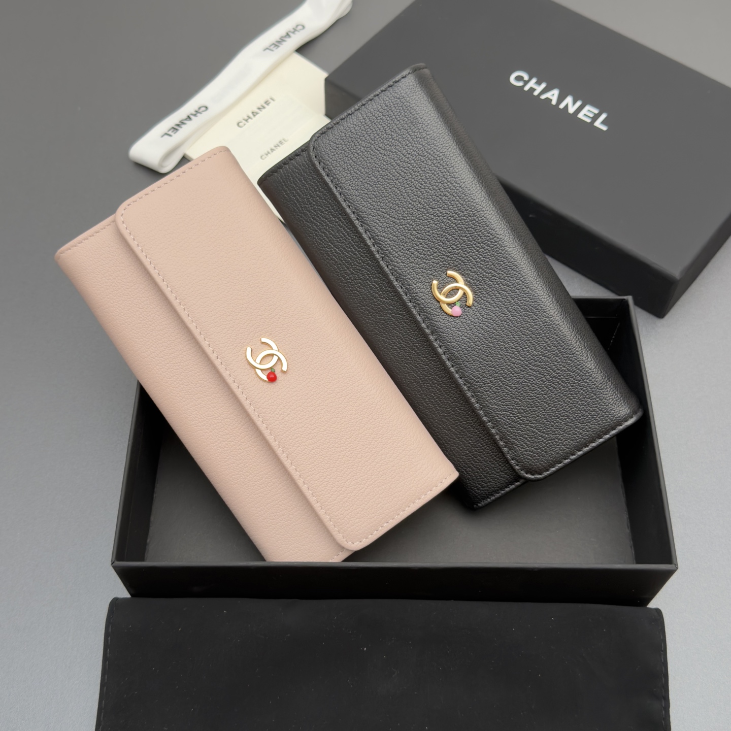 [Chanel] 샤넬 메탈 로고 플랩 롱 월렛 장지갑