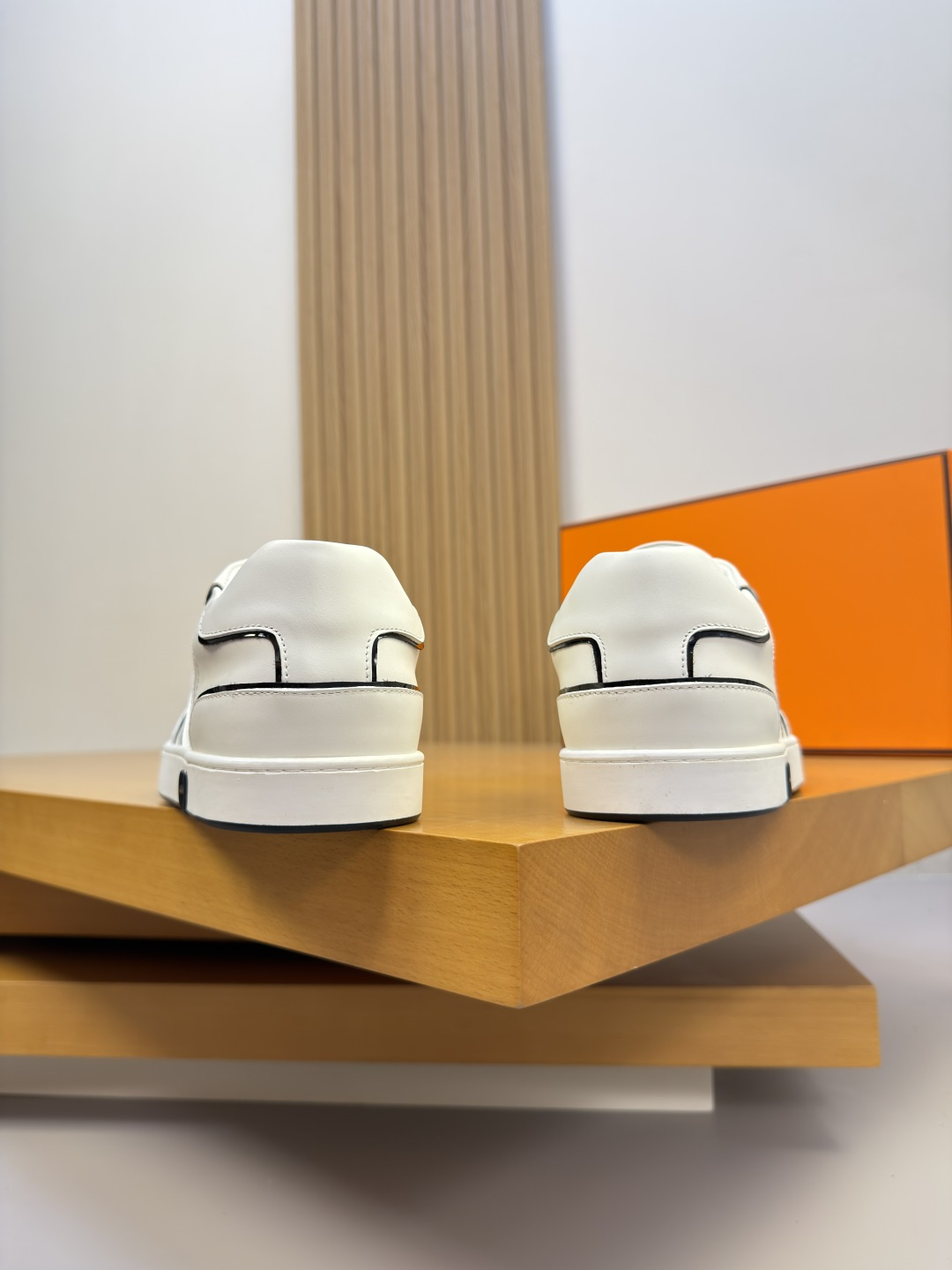 [Hermes] 에르메스 나파 스티치드 'H' 코트 스니커즈 신발