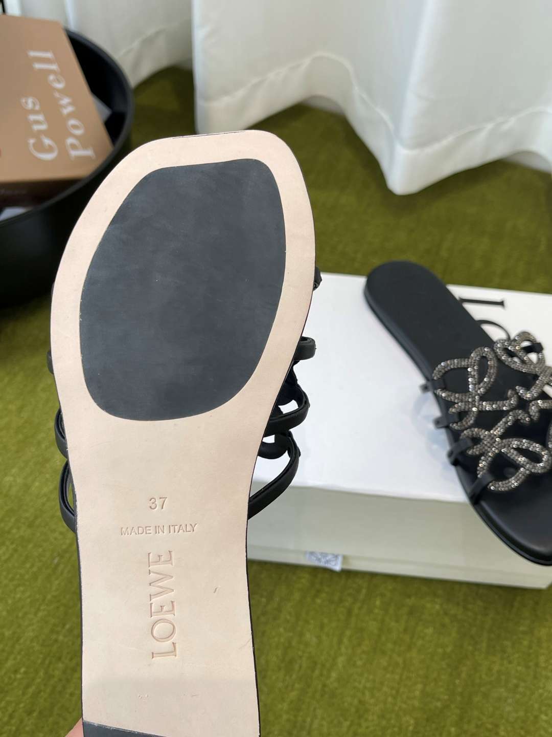 로에베(LOEWE) 라인스톤 스퀘어토 플랫 슬리퍼 신발