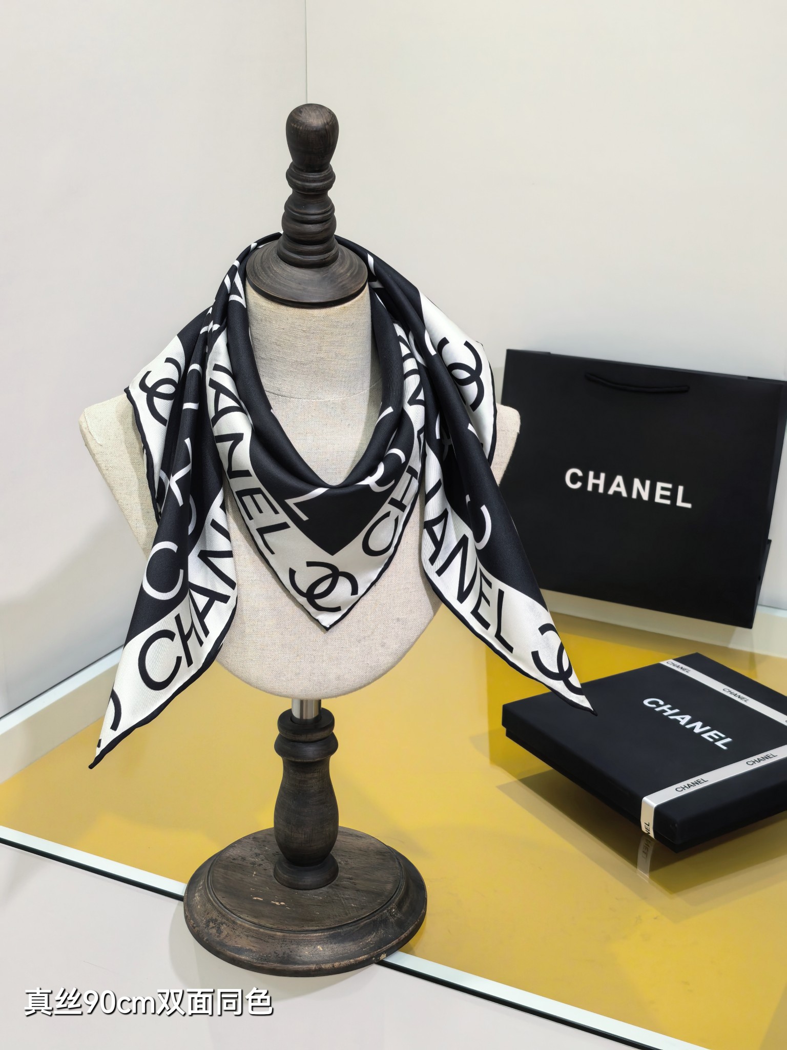 샤넬(CHANEL) 양면 실크 트윌 목도리 스카프